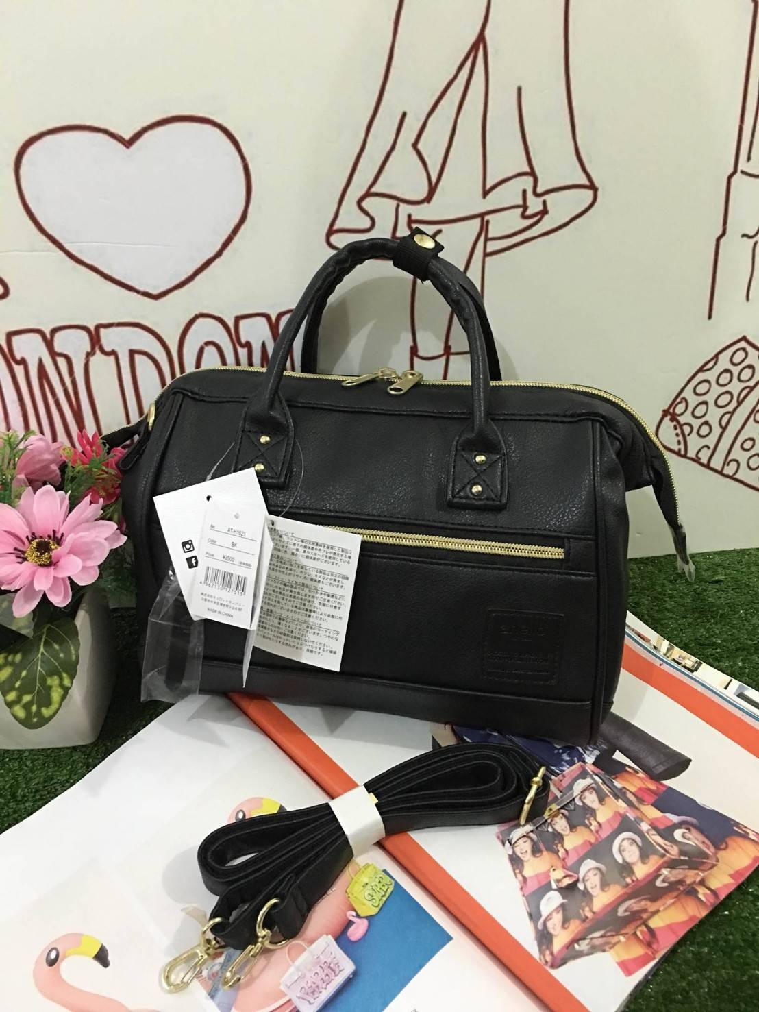 Anello polyester 2 way mini boston bag จากแบรนด์ดังในประเทศญี่ปุ่น กระเป๋าสไตล์คลาสสิค มีโครงปากกระเป๋ากว้างเป็นสัญลักษณ์ วัสดุหนัง pu กันน้ำได้ ภายในมีช่องใหญ่และช่องเล็กด้านข้าง2ช่อง เปิดปิดด้วยซิปคู่ มีตัวล็อคที่หูจับ ด้านหน้ามีช่องซิปเล็กใช้งานได้จริง