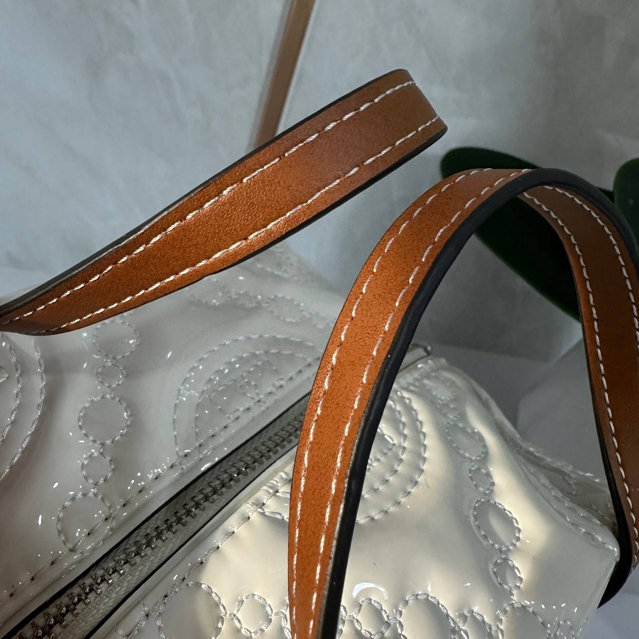 Tory Burch T Monogram Embroidered Patent Cube คอลเลคชั่นใหม่ รุ่นลิมิเต็ดรูปทรงใหม่ T Monogram สุดcube วัสดุหนังแท้ เปิด-ปิดด้วยซิป ภายในกว้าง มีช่องแยก 1 ช่อง สามารถใส่โทรศัพท์มือถือได้ทุกรุ่น สามารถถือหิ้วหรือสะพายได้ สายสามารถถอดและปรับระดับได้คะ