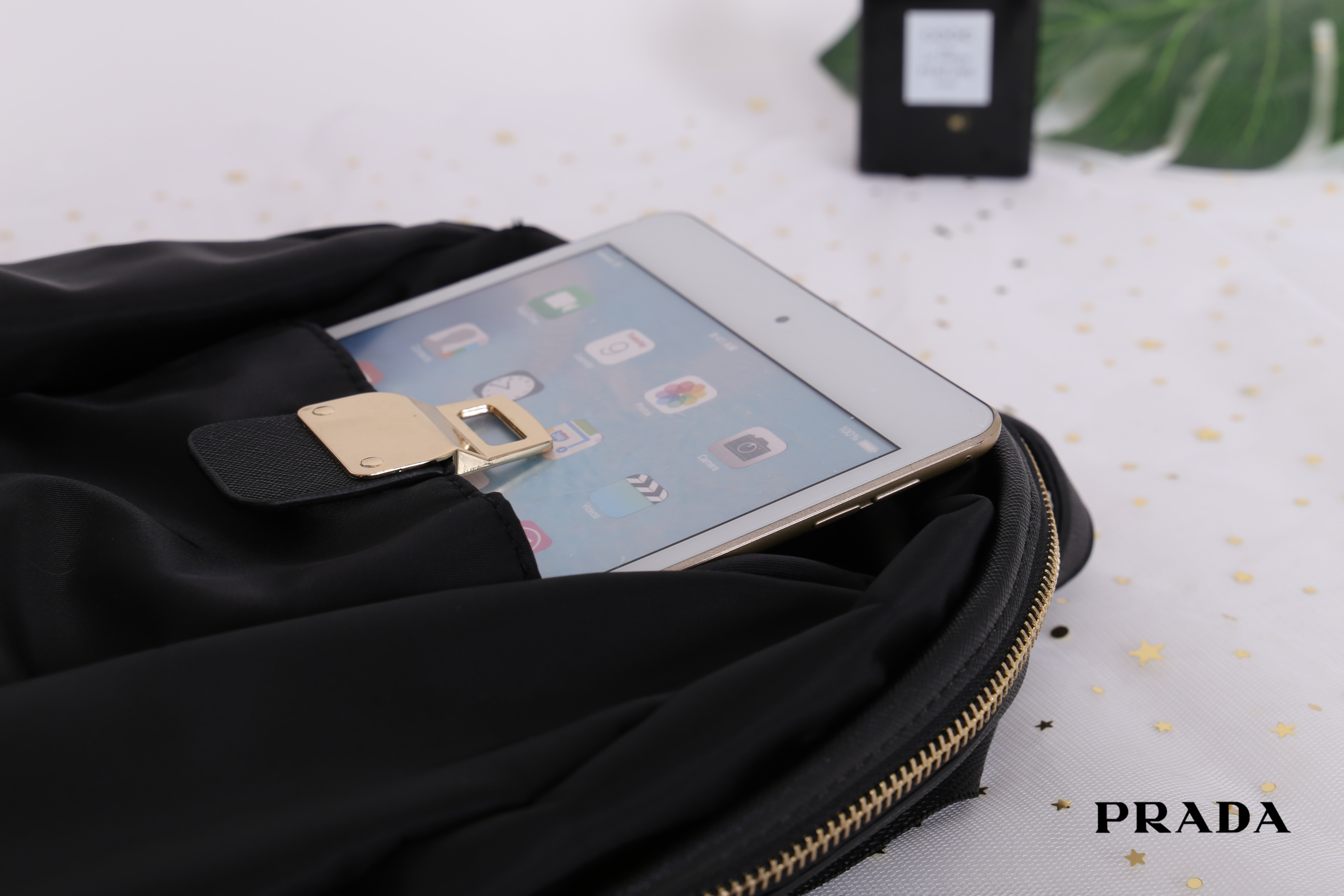 Prada Nylon Backpack สินค้า Premium gift วัสดุผ้า Nylon คุณภาพดี วัสดุอะไหล่ทองสวยหรู น่าใช้ ดีไซน์คลาสสิค ด้านหน้ามี 1 ช่อง มีตัวล๊อก ตัวช่องสามารถใส่ Ipad ได้ ด้านข้างมีช่องใส่ของจุกจิกได้ทั้งสองฝั่ง รุ่นนี้เปิดปิดแบบซิป ด้านในโล่งกว้าง จุของได้เยอะเลยค