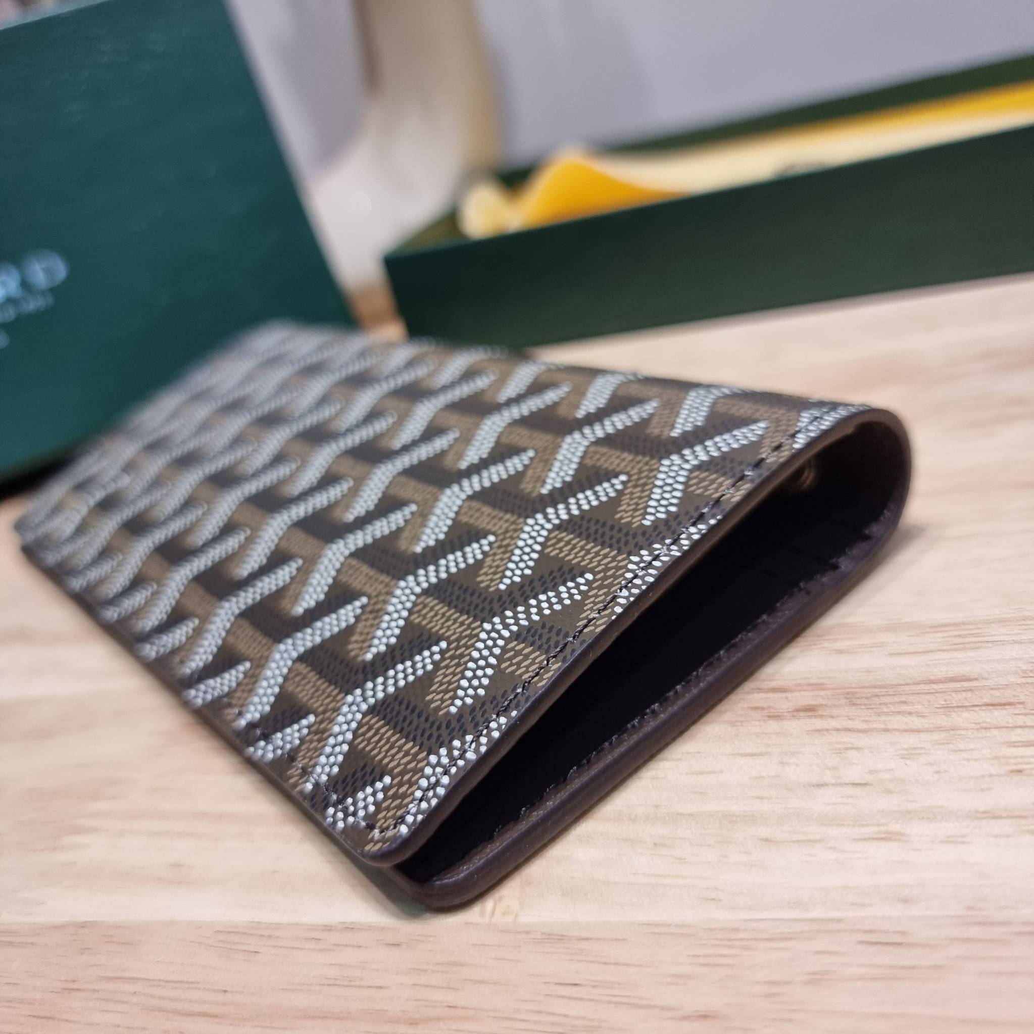 Goyard Bi Fold Long Wallet / GOYARD FLAP WALLET / Goyard Long Wallet กระเป๋าสตางค์ใบยาว รุ่น unisex ที่ใช้ได้ทั้งหนุ่มๆและสาวๆ ไอเท็มนี้ตอบโจทย์สำหรับคนที่ชอบเก็บบัตรเยอะๆ