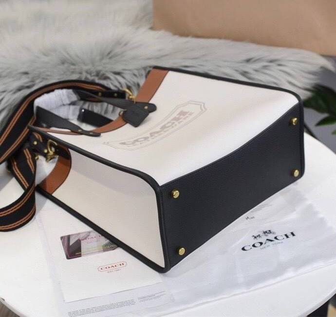 OUTLET 】FIELD TOTE 22 IN COLORBLOCK WITH COACH BADGE พร้อมส่งที่ไทย