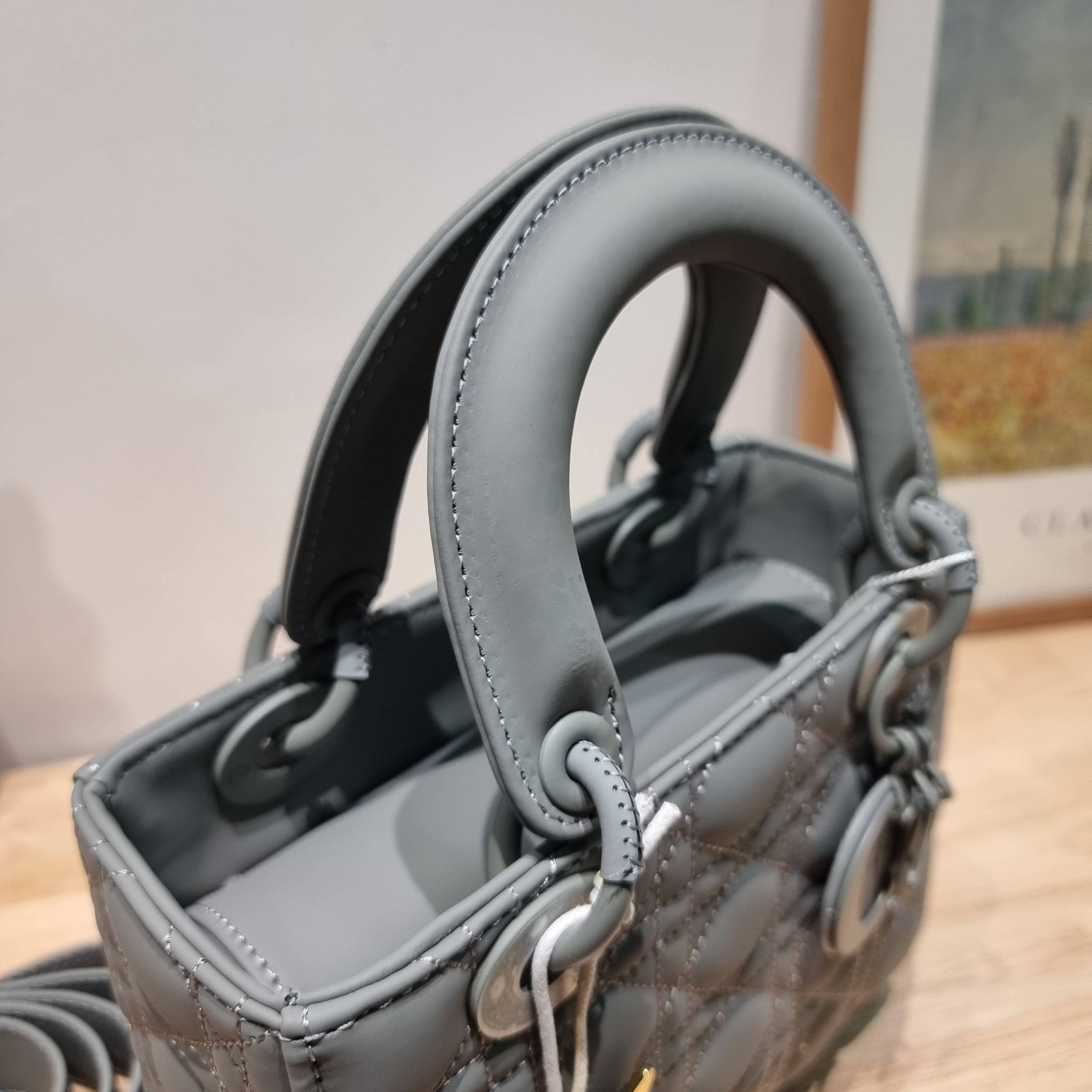 SMALL LADY DIOR MY ABCDIOR BAG Ultramatte Cannage Calfskin / CD LADY ULTRAMATTE BAG พร้อมส่ง กระเป๋าสะพายข้าง ดีไซน์เรียบง่าย แต่แฝงไปด้วยความหรูหรา ทรงกล่องคลาสสิค โดดเด่นด้วยพวงกุญแจอะไหล่สีเดียวกับตัวกระเป๋า ผิวแมทท์ ลายเส้นซ้อนทับสวยงาม