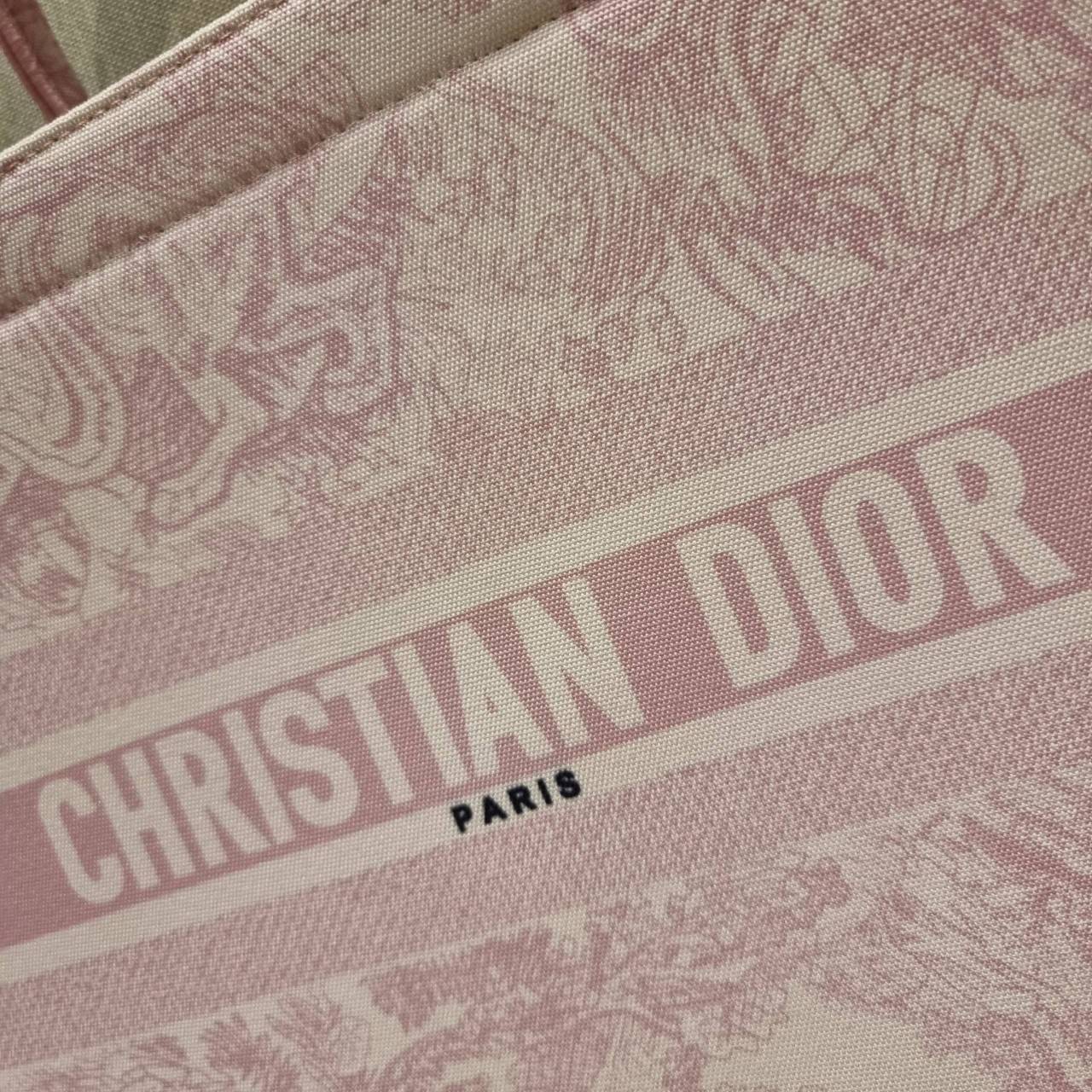 VIP 】HOT ARRIVAL!! DIOR CD SHOPPING BAG WITH GWP กระเป๋าทรงช้อปปิ้งใบใหญ่ จุใจ!! พรีเมี่ยมกิ๊ฟรุ่นดับเบิ้ลฮอต ดีไซน์คลาสสิควินเทจ สวยหรู วัสดุผ้าแคนวาสลายกราฟฟิค ภายในโล่งกว้างมากๆ ใส่ของจุสุดๆ โน้ตบุ้ค ไอแพด กระเป๋าสตางค์ มือถือ หรือเสื้อผ้ายังได้ สะพายค