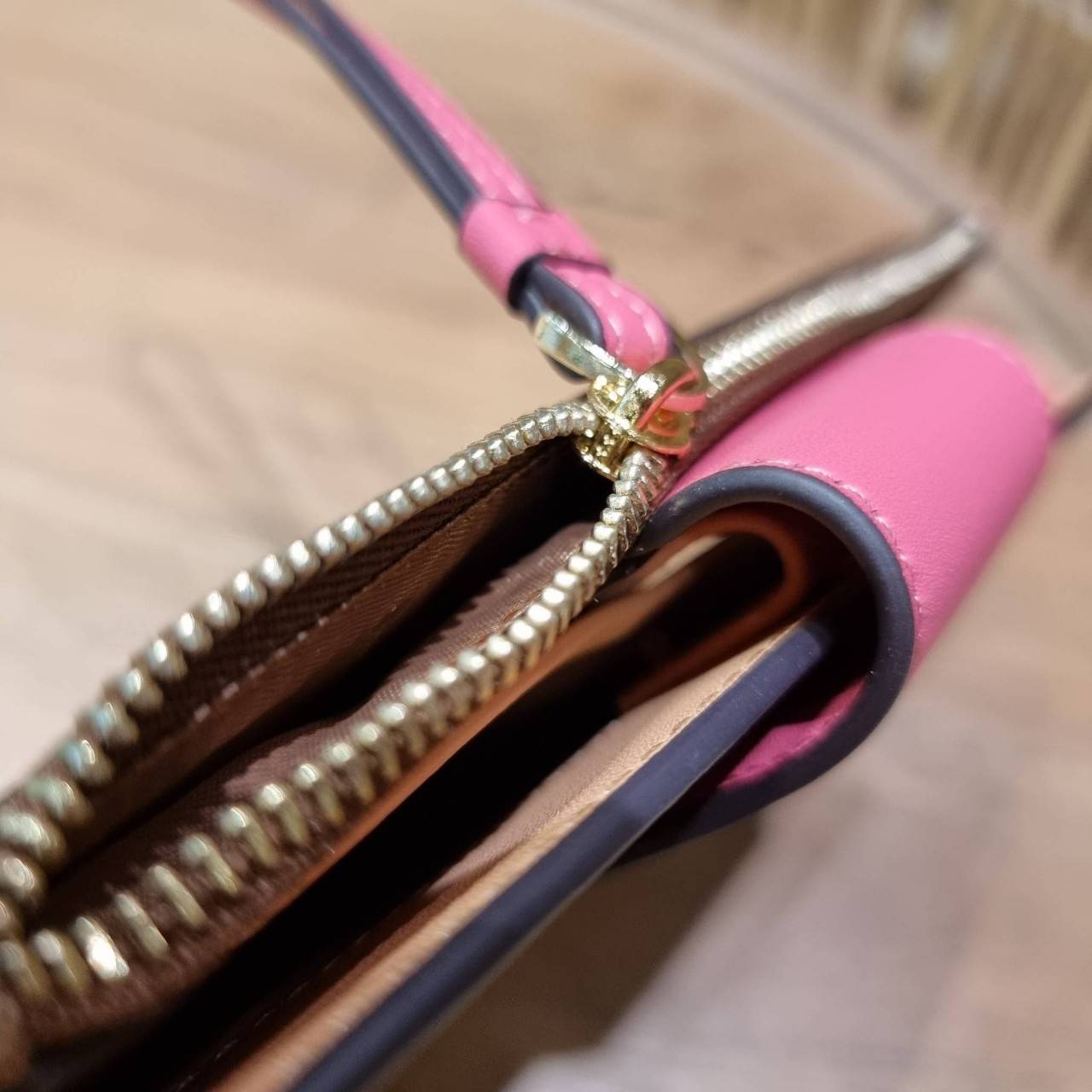 พร้อมส่ง 7 สี COACH C2874 TECH WALLET IN COLORBLOCK SIGNATURE CANVAS จัดให้สีใหม่ก่อนใคร!! ดีไซน์ใหม่ คอลเลคชั่นสวยหรู กระเป๋าสตางค์พร้อมสายคล้องมือ ง่ายต่อชีวิตมากจ้า!! มันดีอะไรเบอร์นี้ ใส่ได้ทั้งบัตร และโทรศัพท์ก็ใส่ได้ทุกรุ่น แถมยังมีช่องซิปแยกไปอีก ช