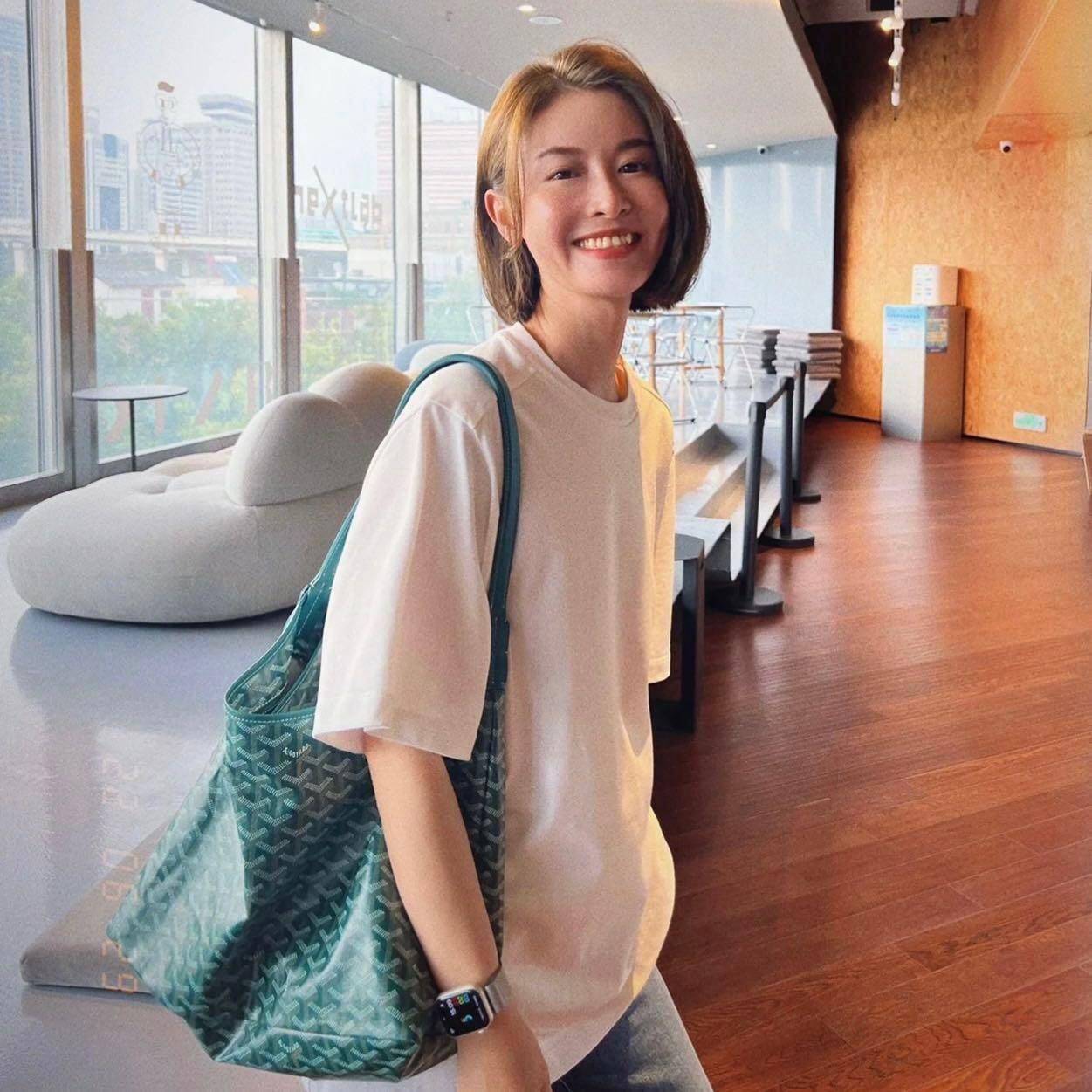GOYARD BOHEME HOBO BAG / GOYARD HOBO กระเป๋าสะพายทรงโฮโบ ใบใหญ่จุใจ!! มาครบสีขายดี เลิศทุกสี รูปทรงคลาสสิค ดีไซน์เป็นเอกลักษณ์ วัสดุหนังแคนวาสพิมพ์ลายสวยคม ปากกระเป๋ามีซิปเปิด-ปิดกันของหล่นได้ ภายในโล่งกว้างมาก มาพร้อมสายคล้องในตัว ทนทาน สะพายสวยๆได้ทุกวั