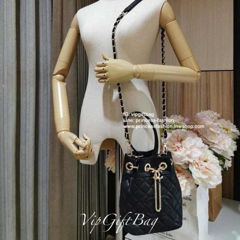 Chanel Crossbody Bag With Chain VIP Gift With Purchase (GWP) รุ่น Limited พรีเมี่ยม Chanel Perfume Counter ทรง Bucket Bag วัสดุหนังคาเวียร์ลายตารางเปิดปิดแบบDrawstringและแถบหนังคาดกลางประดับอะไหล่แบรนด์สีทอง ภายในมีโลโก้และช่อง1ซิป หัวซิปแบรนด์ ใส่มือถือ 