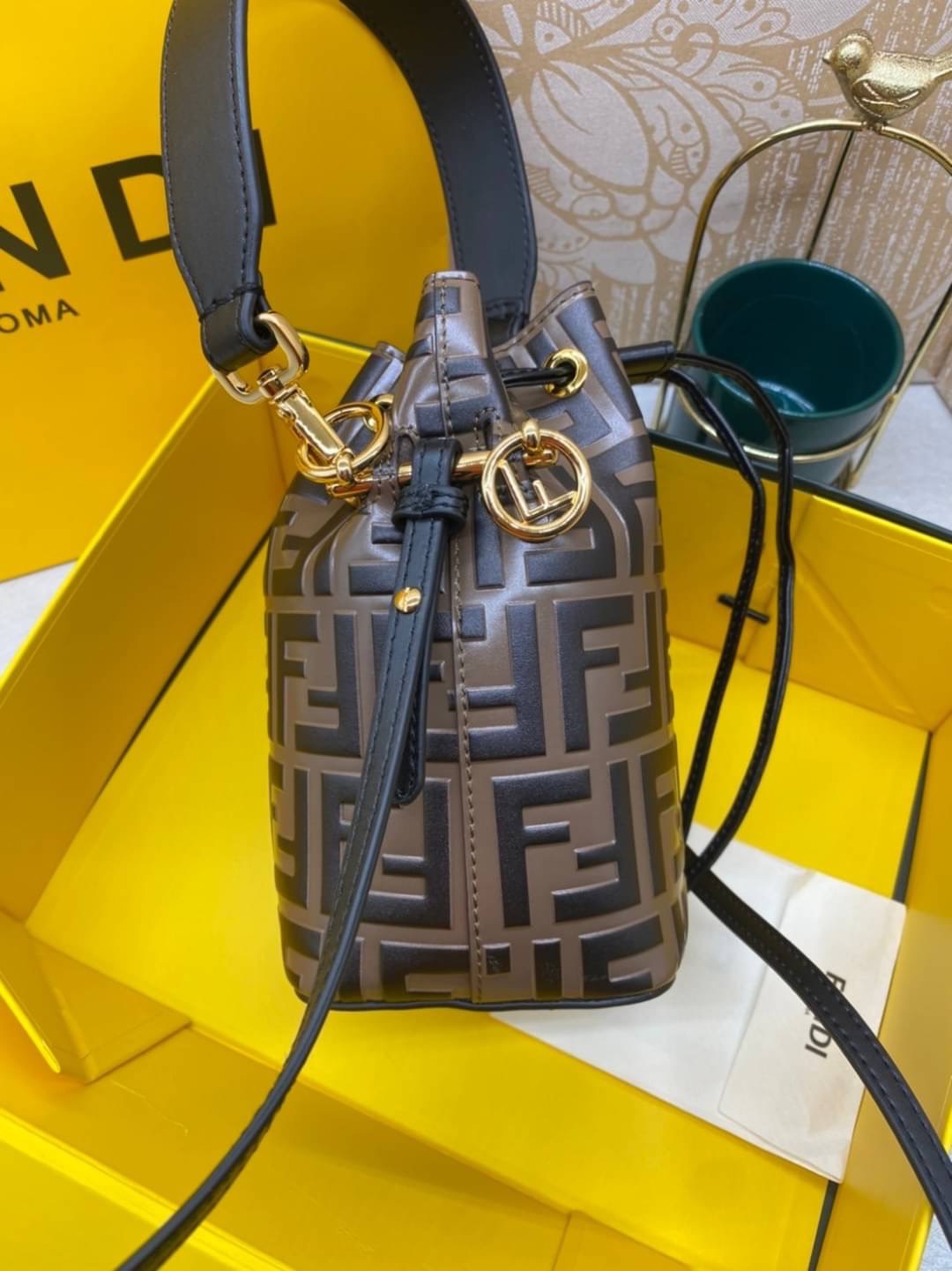 FENDI Mon Tresor Brown leather mini bag / FENDI Bucket Bag กระเป๋าสะพายทรงบัคเก็ต ไซส์มินิ รุ่นยอดนิยม เกรดออริ 1:1 ใช้ต่างประเทศได้