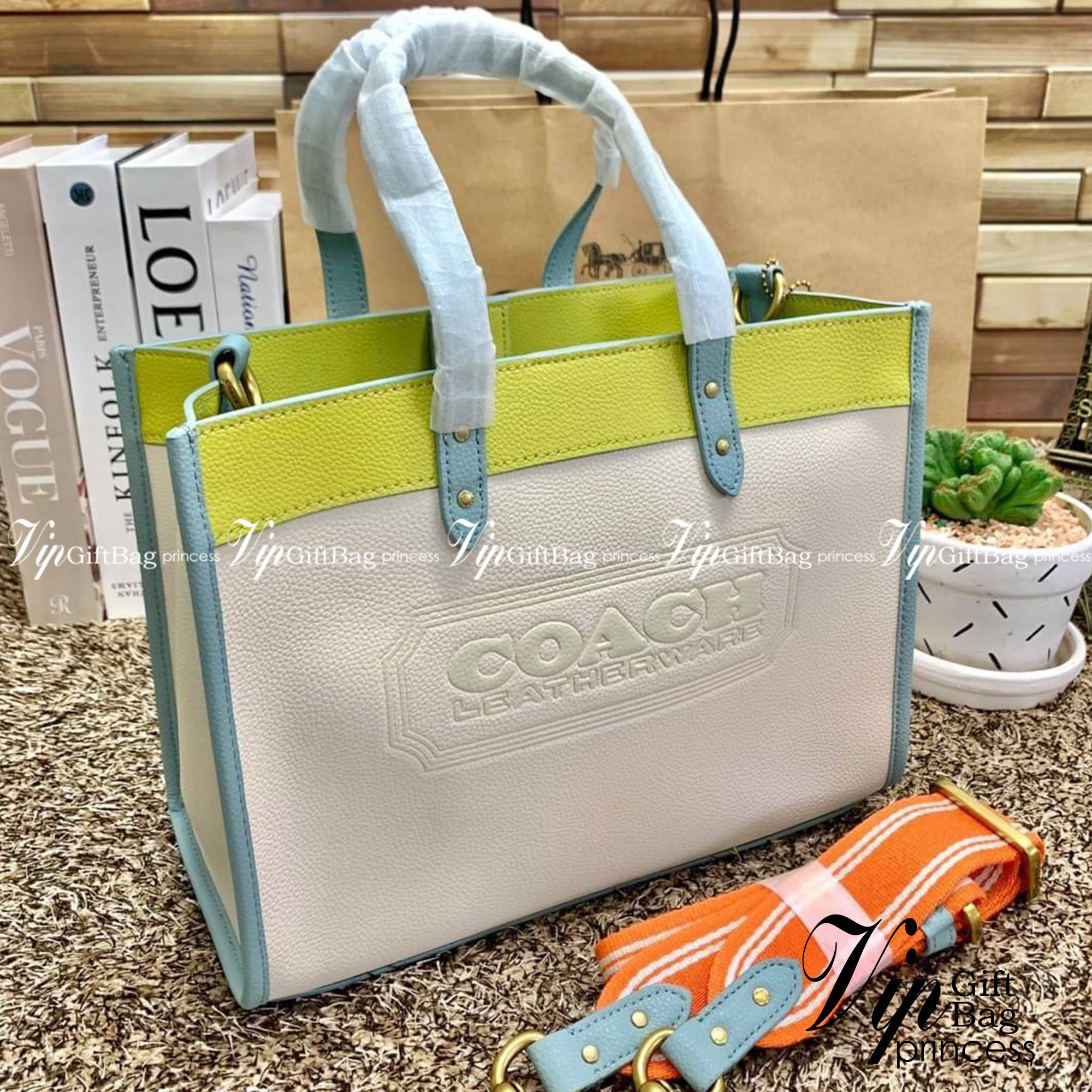 COACH FIELD TOTE 30 IN COLORBLOCK WITH COACH BADGE ((C0777)) พร้อมส่งอีกครั้ง! ไม่มีสักใบยังไงไหว สีคือผู้ดี แจ่มใส ละมุนตา ไม่ฉูดฉาด แถมคุณภาพเต็ม100 เหมือนเดิมเลยค่ะ! กระเป๋าทรงTote ใบใหญ่ หนังแท้อย่างดี ลายหนังสวยมากๆ หลงรักแน่นอน คอนเฟิร์มค่าา! สีที่ใ