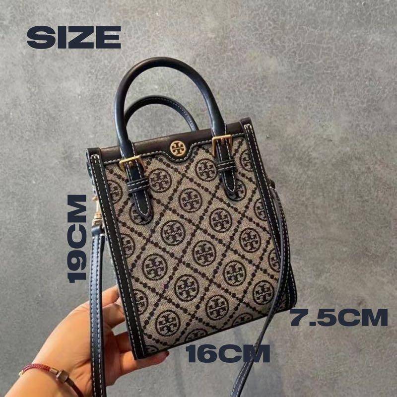 Tory burch t monogram jacquard mini tote ลวดลายT monogram ด้วยโลโก้สุดไอคอนนิคของแบรนด์ โดดเด่นด้วยกราฟฟิคและดีไซน์ ออกมาในหลายรูปแบบหลายคอลเลคชั่น แต่ละคอลเลคชั่นสวยหรูไม่แพ้กัน ทรงมินิโท้ท ขนาดกำลังดี ใช้งานง่าย ก็เป็นอีกหนึ่งรุ่นที่ทันยุคทันสมัยที่สาวๆ