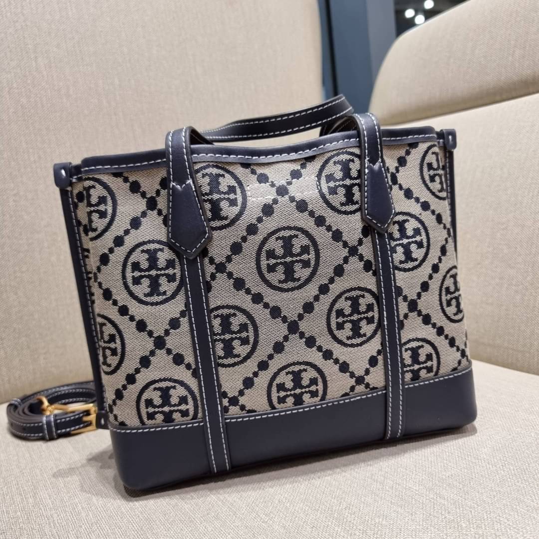TORY BURCH PERRY MONOGRAM JACQUARD SMALL TRIPLE COMPARTMENT TOTE กระเป๋าโท้ท ไซส์เล็ก ลายโมโนแกรมสุดฮิต ปังไม่หยุดจริงๆ ขนาดกำลังสวย มาพร้อมหูจับในตัว และสายสะพายที่ปรับใช้ได้ไม่มีเบื่อ วัสดุผ้า jacquard ทักทอลาย ตัดขอบด้วยหนังแท้ ปากกระเป๋ามีกระดุมแม่เหล