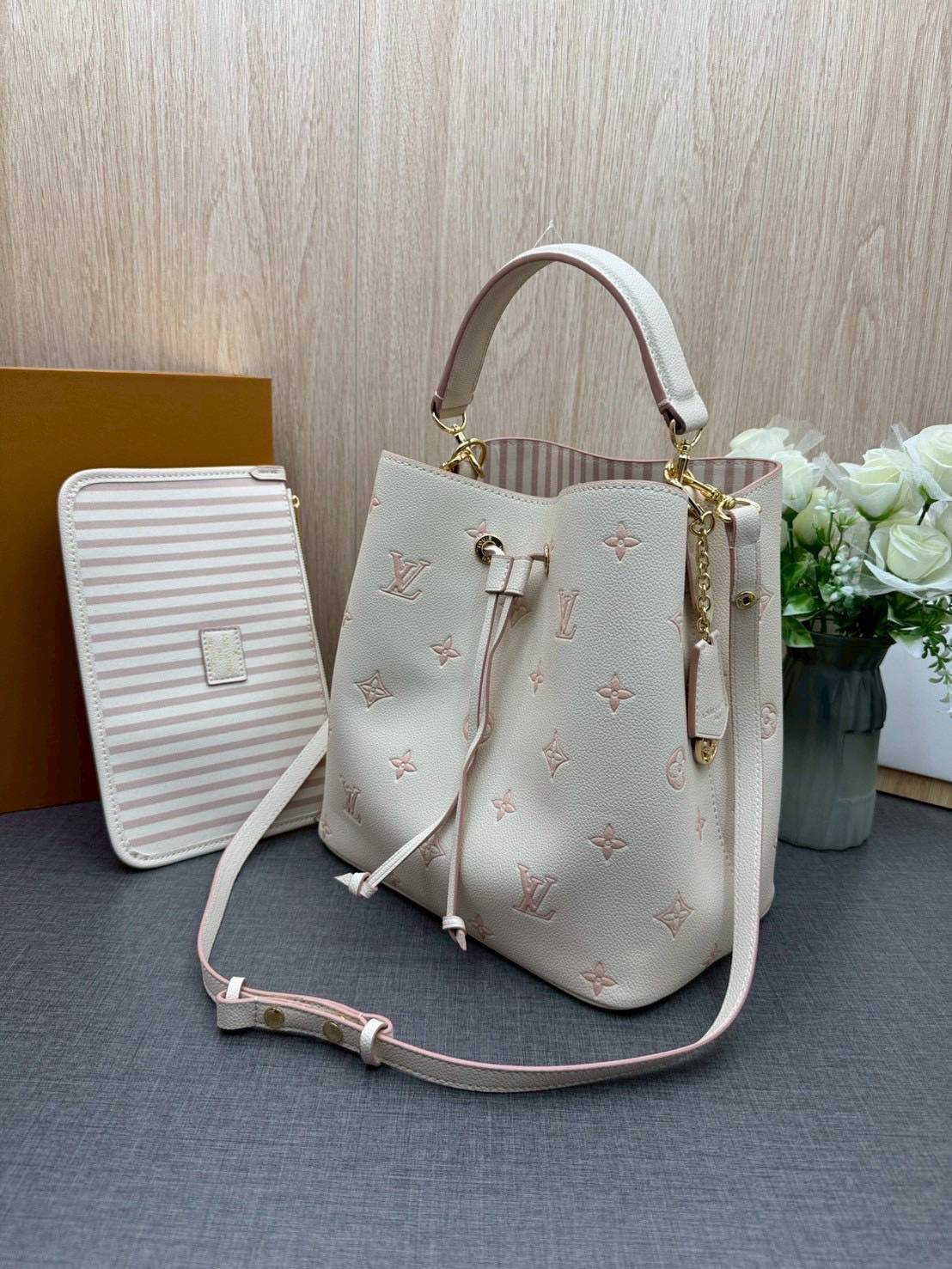 ORI หนังแท้ | LV NeoNoe MM Bucket bag Monogram Flower กระเป๋าสะพายทรงบัคเก็ต ลาย Monogram Flower โดดเด่นเพิ่มสไตล์ มีเสน่ห์ชวนหลงใหล
