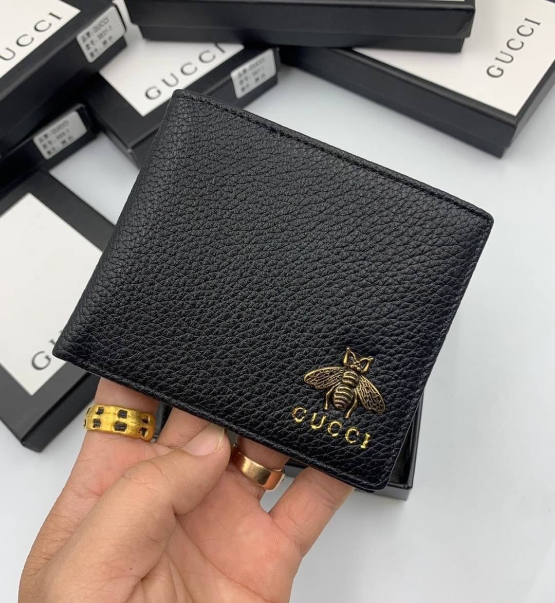 หนังแท้ GUCCI Men Short Wallet รุ่นใหม่ล่าสุด!! หนังสวยเริด ดีงามมากค่าาา กระเป๋าสตางค์ใบสั้น ดีไซน์ใหม่ สวยดูหรู ถือใช้กำลังเหมาะมือ ใส่บัตรได้เยอะ ใส่ธนบัตรได้ทุกชนิด มาครบ set พร้อมส่ง!! เป็นไอเท็มที่หนุ่มๆต้องมีจริงๆจ้า 😎😎