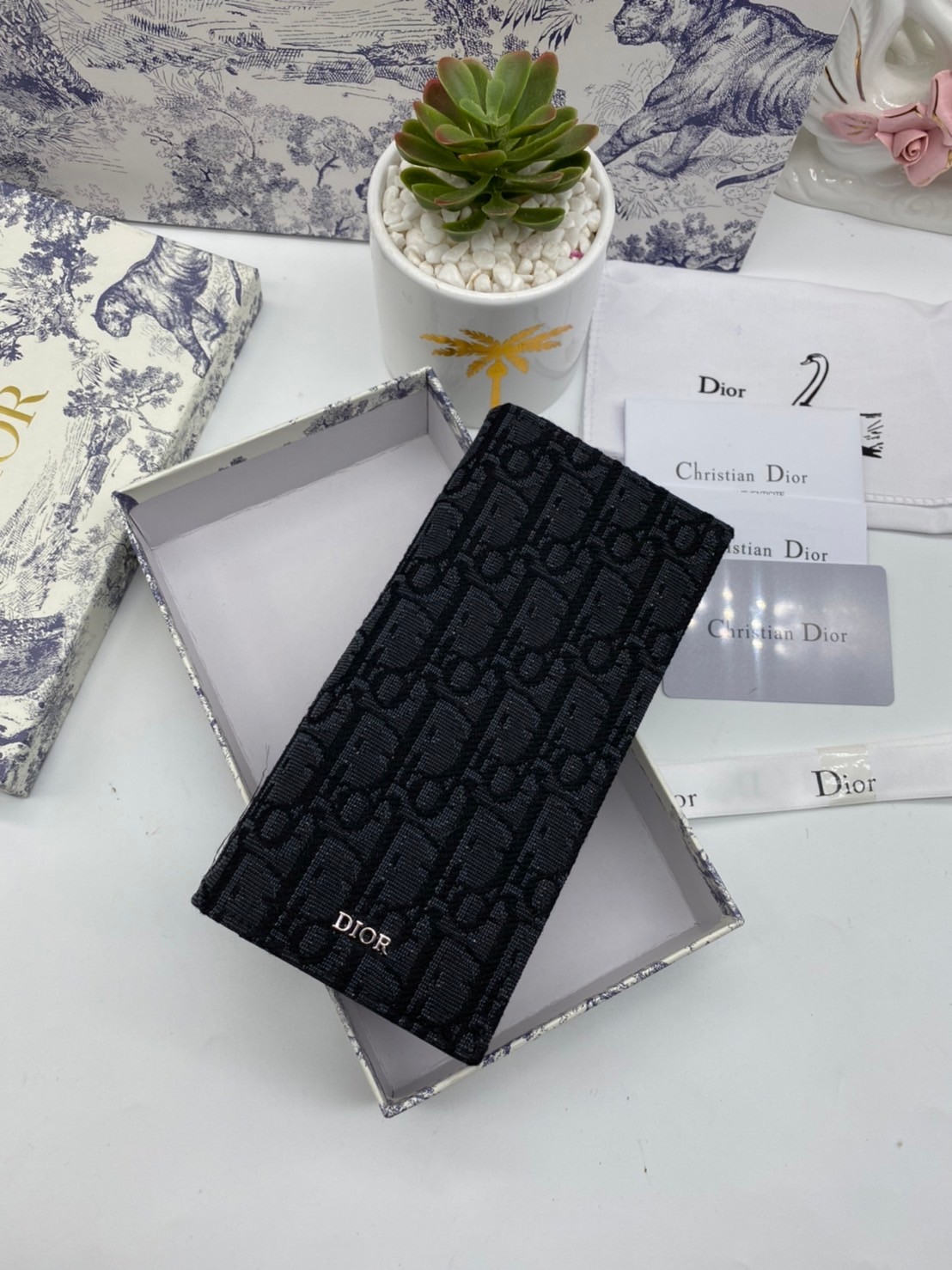 หนังแท้ DIOR LONG WALLET MONOGRAM / DIOR WALLET กระเป๋าสตางค์ใบยาว เอกลักษณ์ของความหรู วัสดุหนังแท้และผ้า Jacquard อย่างดีสวยงามที่สุด ผสมผสานความสง่างามและคลาสสิกที่เข้ากับยุคสมัย ด้านหน้าโดดเด่นด้วยซิกเนเจอร์แบรนด์ เป็นอีกหนึ่งรุ่นที่ดาราเชเลปใช้กันเยอะ