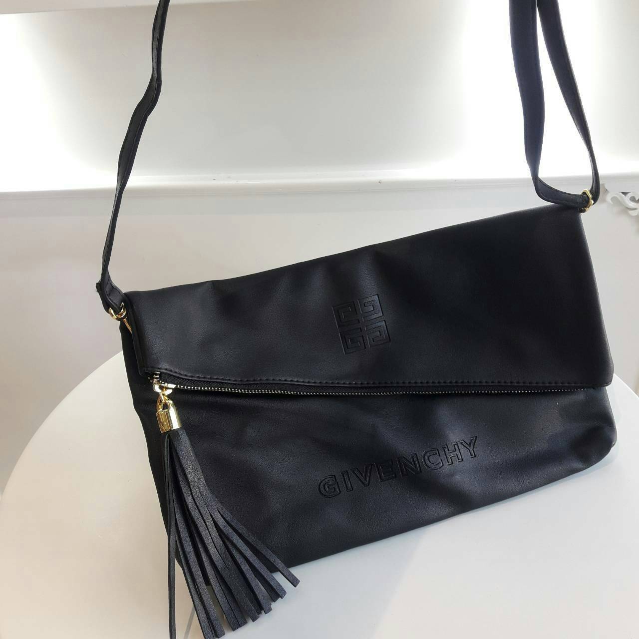 GIVENCHY ENVELOPE CLUTCH BAG กระเป๋าสะพายหรือ cluth bag วัสดุหนัง PU. ดีไซน์เก๋ ซิปเฉียงพร้อมซิปแบบพู่ สามารถสะพายหรือถือเป็น cluth ได้ค่ะ ภายในจุได้เยอะ ใส่ มีช่องซิปเล็กอีก 1 ช่อง ซับในลายแบรนด์ ใบนี้ all in 1 ค่ะ คุ้มสุดๆ