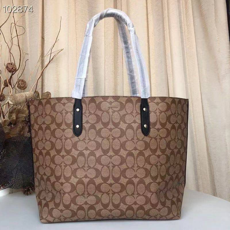 รุ่นยอดนิยม COACH TOWNTOTE IN SIGNATURE CANVAS F76636 กลับใช้ได้ทั้งสองด้าน ใบขนาดใหญ่จุใจ ใส่ของได้เยอะมากกก เป็นรุ่นที่สวยตลอดกาล ควรมีติดตู้ไว้เลยค่าา