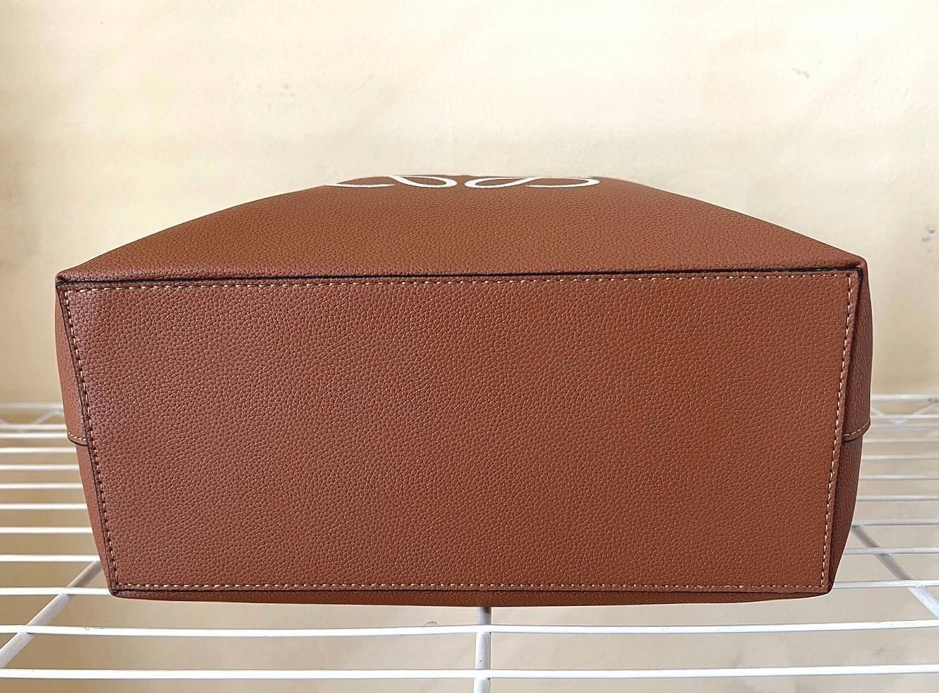 LOEWE TOTE BAG / Loewe Anagram printed leather tote bag / LOEWE HANDLE & SHOULDER BAG รุ่น Rare items กระเป๋าทรงโท้ทหนังนิ่มเทคเจอร์สวยดีไซน์สุดหรูคงเอกลักษณ์แบรนด์