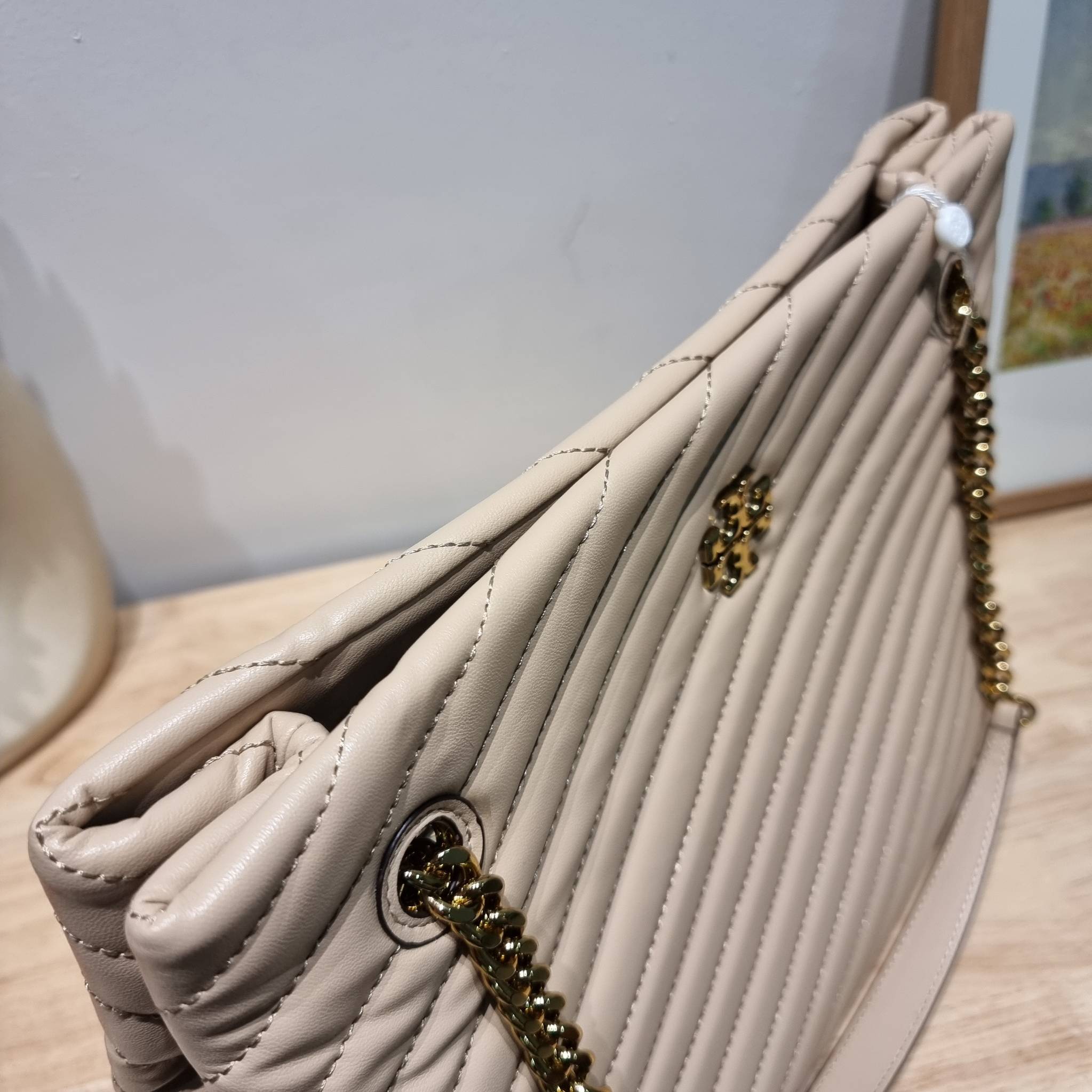 TORY BURCH KIRA CHEVRON TOTE กระเป๋าสะพายรุ่นที่ใครๆก็ต้องมี กับทรงโท้ทไซส์ใหญ่ ใช้ยังไงก็ดูหรู ดีไซน์เฉพาะตัว วัสดุหนังสัมผัสนิ่ม