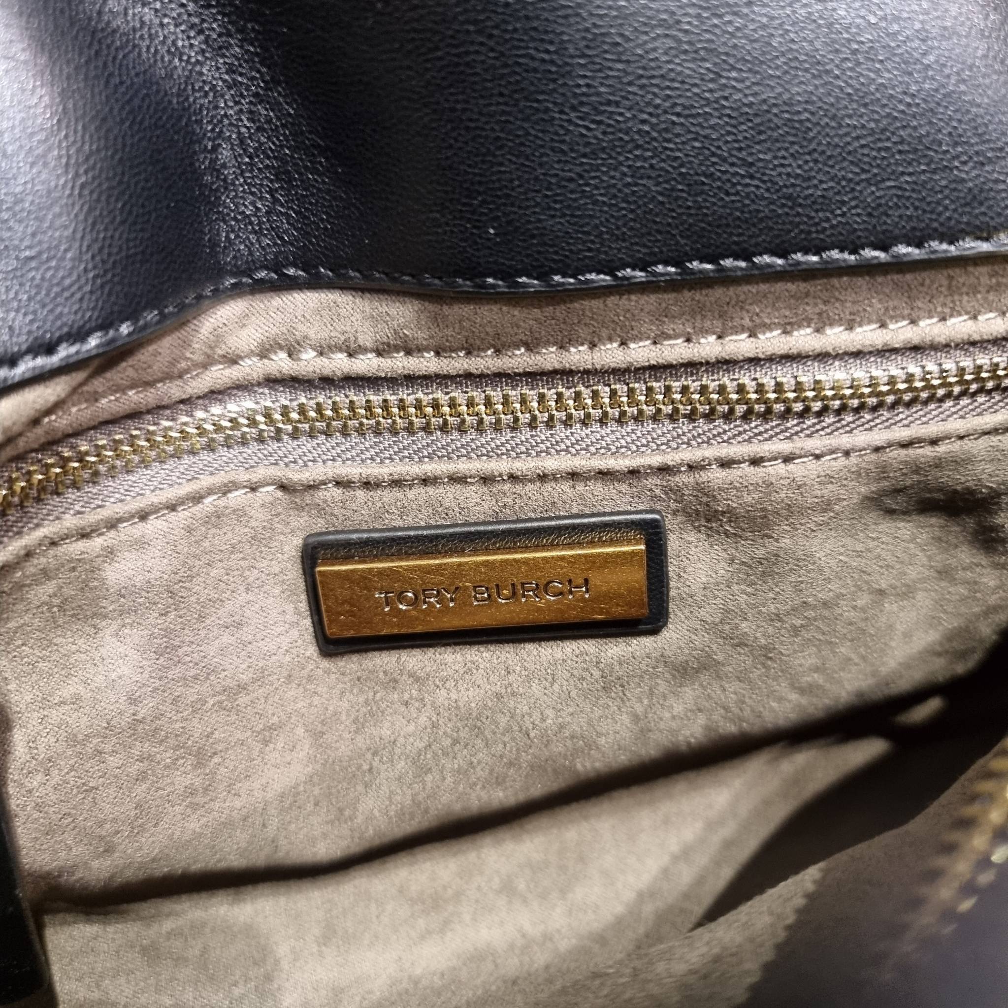 TORY BURCH KIRA QUILTED SMALL SATCHEL มาแล้วด่วนๆ!! กับคอลที่ปังไม่ไหว พร้อมเสิร์ฟสีคลาสสิค กระเป๋าถือ/สะพาย ทรงสวย สะพายคล่องตัว หนังแท้ ดีไซน์บุนวม เส้นคมสวยหรู วัสดุหนังแกะ สัมผัสดีงาม นิ่มมือ เปิด-ปิดด้วยอะไหล่บิดล็อค ภายในเป็นช่องโล่ง มีช่องซิป ใส่ขอ