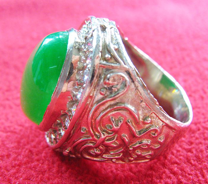 แหวนหยกเนื้อทองขาวล้อมเพชร(ราศีพฤษภ)ค่ะ