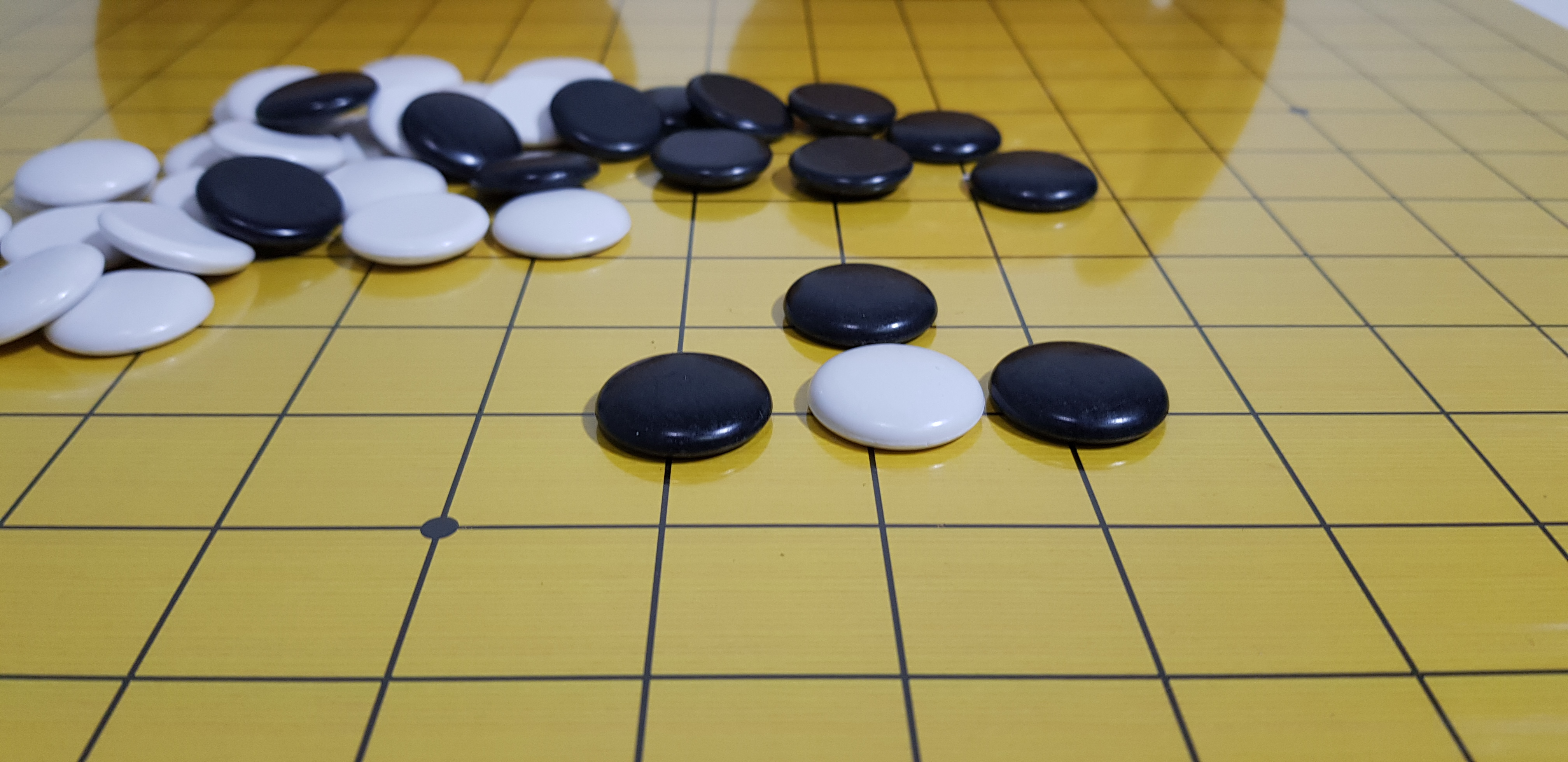 ชุดหมากล้อมพร้อมกระดานหนา0.8cm.(13x13,19x19เส้น)พร้อมเม็ดนูนด้านเดียวและโถทรงหวาย