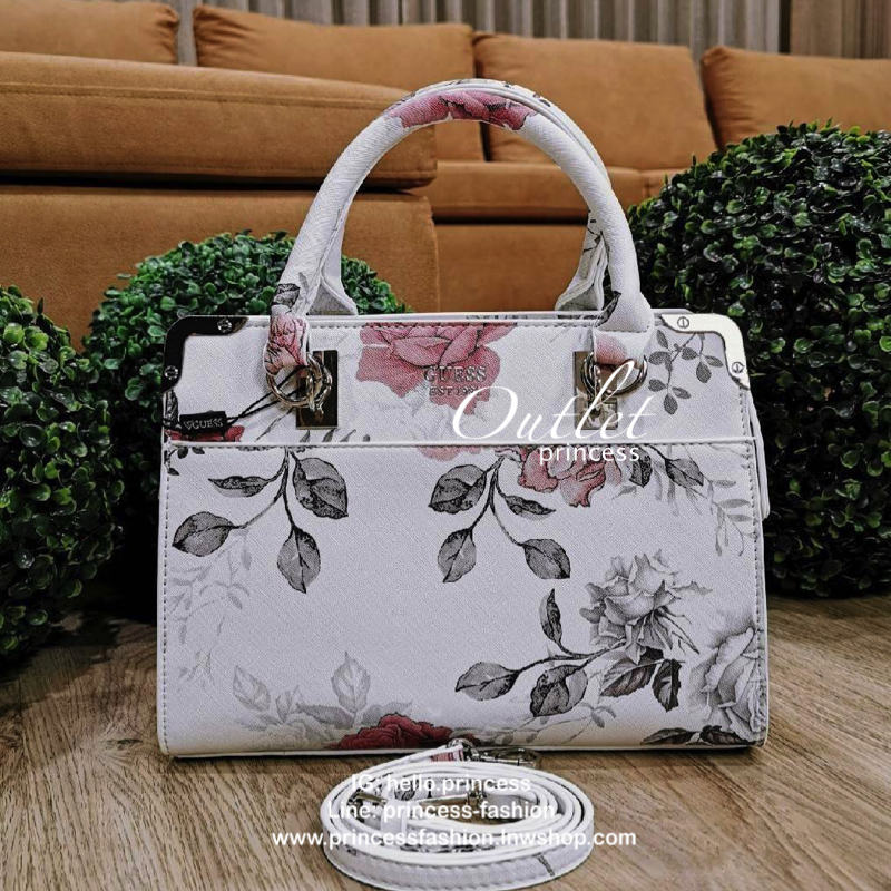 GUESS WOMAN CROSS BODY BAG กระเป๋าถือ/สะพายรุ่นใหม่ล่าสุดจาก GUESS FACTORY หนังสวยอยู่ทรงแข็งไม่ย้วย ขนาดกำลังดี น้ำหนักเบาด้านหน้าประดับโลโก้แบร์นพร้อมอะไหล่เงินที่หูหิ้วและมุมขอบกระเป๋าเพิ่มดีเทลเก๋ หูจับเเข็งแรงพับลงได้ เปิดปิดด้วยซิปสะดวกใช้ ภายในมีโล