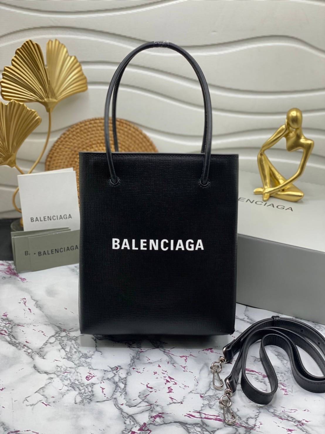 หนังแท้ BALENCIAGA XXS TOTE / Balenciaga shopping tote xxs พกกระเป๋าช้อปปิ้ง ไปทุกที่ในฤดูกาลนี้ ดีไซน์ที่ใช้ได้ทุกวันตั้งแต่หนังแบบมีเท็กซ์เจอร์ ภาพสินค้าถ่ายจากงานขายจริง ใช้งานต่างประเทศได้