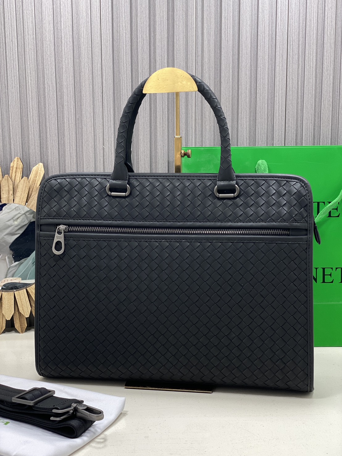 ORI หนังแท้ | Bottega Veneta Getaway Briefcase / Bottega Messenger Bag กระเป๋าใส่เอกสาร กระเป๋าทรงแมสเซ็นเจอร์ สวยเรียบหรูคลาสสิกเป็นเอกลักษณ์ โดดเด่นด้วยงานสานตาราง ดีไซน์เรียบง่าย แต่ดูแพง เหมาะสำหรับคนทำงานออฟฟิศมากๆ