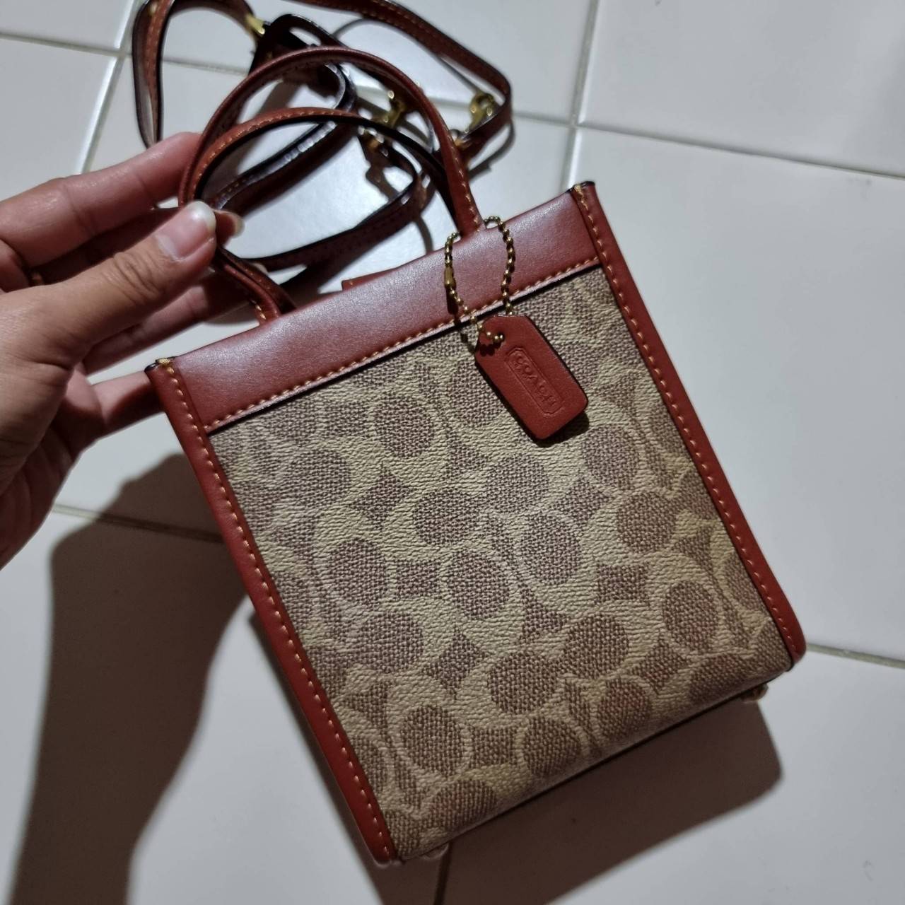 COACH C5277 MINI CASHIN TOTE IN SIGNATURE CANVAS กระป๋าสะพายข้างไซส์มินิ ไอเท็มหายาก!! ที่น่ารักที่สุด!! น่าใช้ไม่อยากวาง!! ยกให้น้องสาวใบนี้จริงๆ ดีไซน์รูปทรงโท้ทคลาสสิค วัสดุหนังแคนวาสสลับหนังแท้ มีหูจับในตัวและสายสะพายข้าง ปากกระเป๋ามีสายหนังแถบแม่เหล็