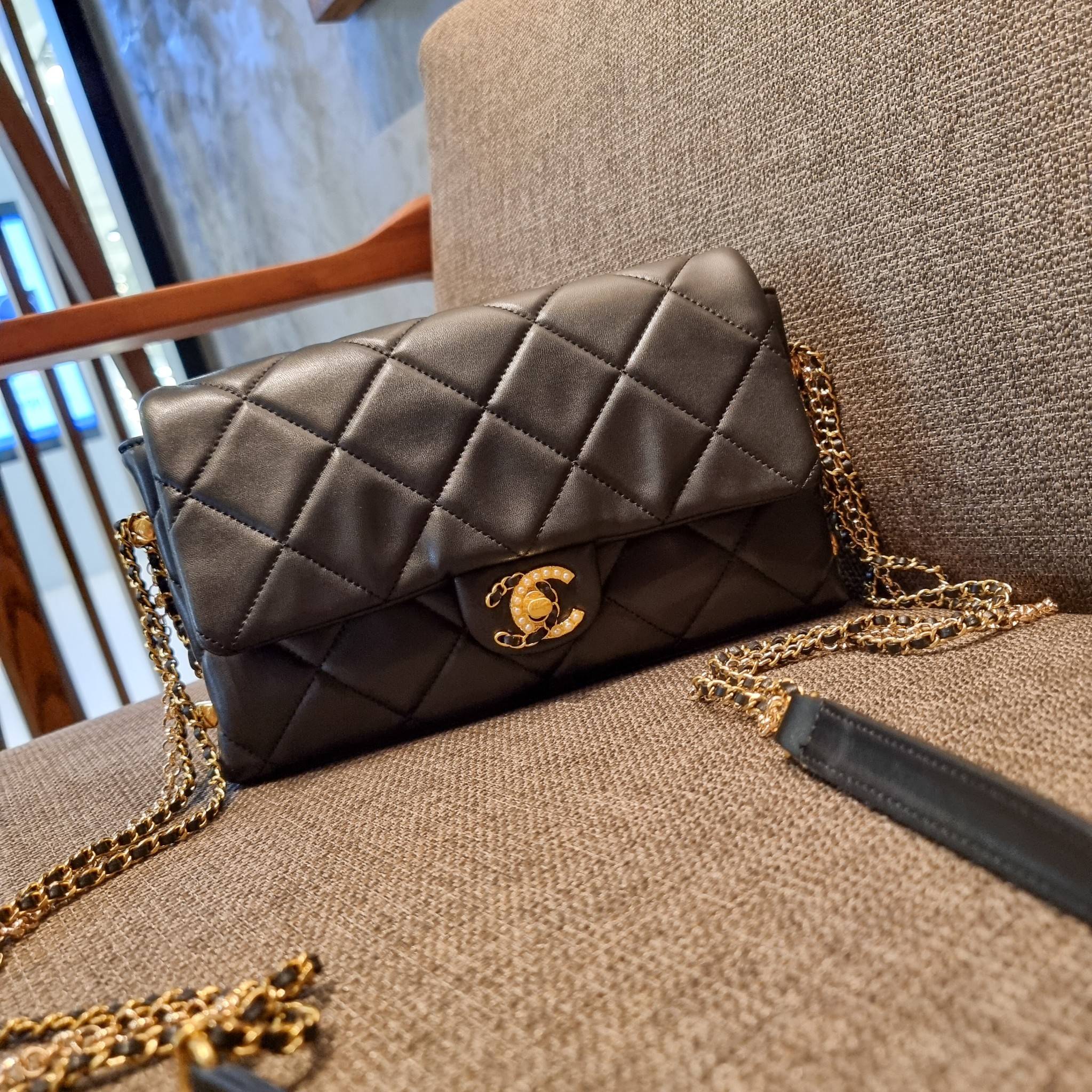 VIP 】สวยหรูพร้อมเสิร์ฟ!! กับไอเท็มสุดเลิฟจาก Chanel กระเป๋าสะพายที่สุดของความคุ้มค่า วัสดุหนังแกะนิ่มเต็มใบ เปิด-ปิดกระเป๋าด้วยตัวบิดล็อค ภายในกระเป๋าบุผ้าสวยหรู มีช่องโล่งกว้างจุของได้สบาย ใส่โทรศัพท์ กระเป๋าสตางค์ได้ มีช่องซิป 1 ช่อง ช่องย่อย 1 ช่อง ดีเ