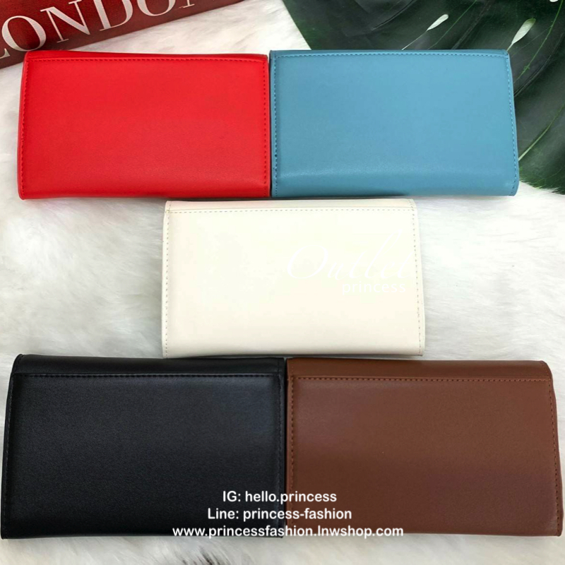 CHARLES & KEITH BAG กลับมาอีกครั้ง รุ่นขายดีค่ะ...กระเป๋าสตางค์มีสายสำหรับสะพายข้างหรือแบบครอสบอดี้ร์ได้ค่ะ วัสดุหนังเรียบ ด้านหน้ามีอะไหล่โลโก้แบรนด์ เปิดปิดกระเป๋าแบบกระดุมแม่เหล็ก ภายในมีช่องใส่ธนบัตร สามารถใส่แบงค์พันได้ค่ะ มีช่องใส่บัตรต่างๆ ช่องซิปส