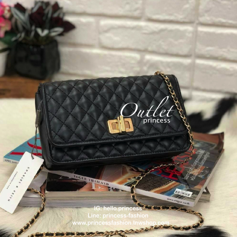 Charles&kieth quilted chain strap bag กระเป๋าขนาดมินิคลัช หนังPU เย็บตารางนูนทั้งใบ ด้านหน้าเปิด/ปิด แบบตัวบิดหมุน ด้านหลังมีโลโก้แบรนด์นูน ภายใน มีช่องใหญ่ ประกอบด้วย ช่องซิป ช่องการ์ด และมีช่องย่อย ใส่ของได้จุคุ้มสุด ๆ พกพาสะพายได้ทุกวัน น้ำหนักเบา จะสะ