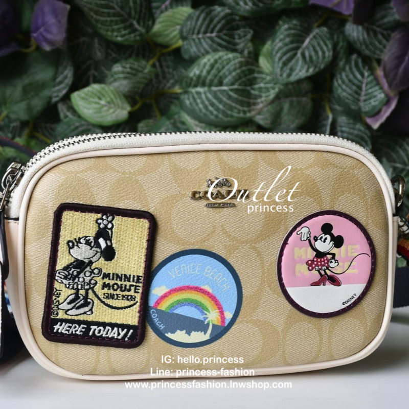COACH MINI CROSSBODY MINNIE POUCH BAG กระเป๋าสะพาย size mini 2 zip วัสดุหนังลาย signature แต่งลาย minnie เพิ่มความน่ารัก limited edition เปิด - ปิดด้วยซิป แบ่ง 2 ช่องใหญ่ ภายในโล่ง ใส่ wallet กลาง มือถือได้ทุกรุ่น และของใช้จุกจิก พร้อมสายยาวถอด ปรับได้ค่ะ