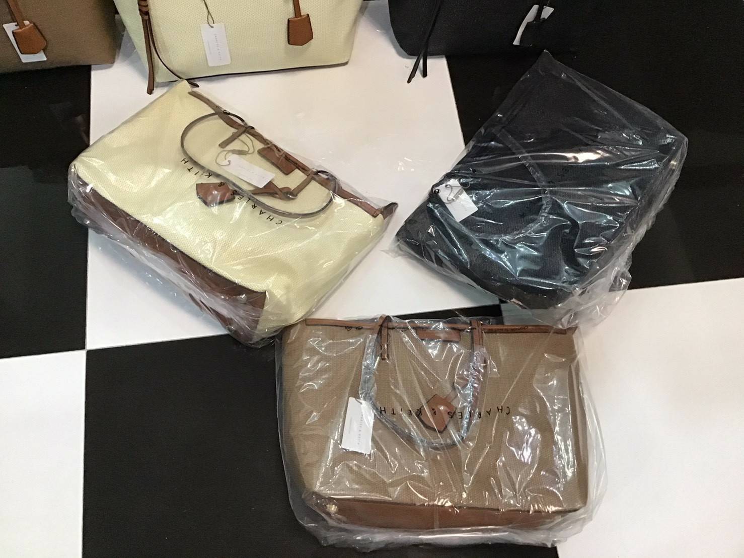 Charles & Keith Black Textured Tote Bag ฮอตฮิตตลอดกาลสำหรับรุ่นนี้ รุ่นยอดนิยม!! มากี่รอบกี่รอบก็ขายดี ใครไม่มีรุ่นนี้ติดตู้ไว้ถือว่าเชยมาก(!!) กระเป๋าสะพายทรง Shopping bag ใบใหญ่จุของได้ใจ น้ำหนักเบา โดดเด่นด้วย Textured วัสดุสานรอบใบ ตัดขอบหนัง สวยอยู่ท