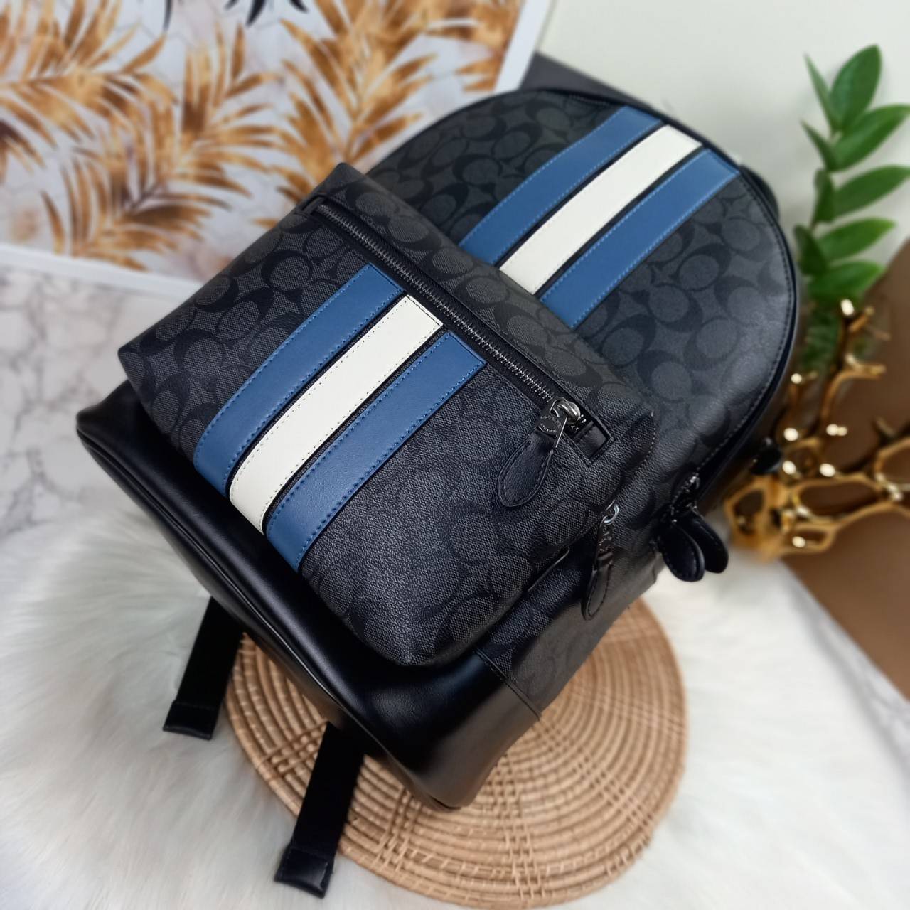 COACH WEST BACKPACK IN SIGNATURE CANVAS WITH VARSITY STRIPE (COACH 3001)😎กระเป๋าเป้ กระเป๋าสะพาย รุ่นหายาก ที่มีมาไม่บ่อย// วัสดุแคนวาส ผสมหนังแท้ หนังนิ่ม ทรงสวย จุของได้เยอะ ลาย SIGNATURE โดดเด่น ดูดีม๊าก!!// มีช่องหลัก แยกเป็น 2 ช่อง สามารถแยกเ