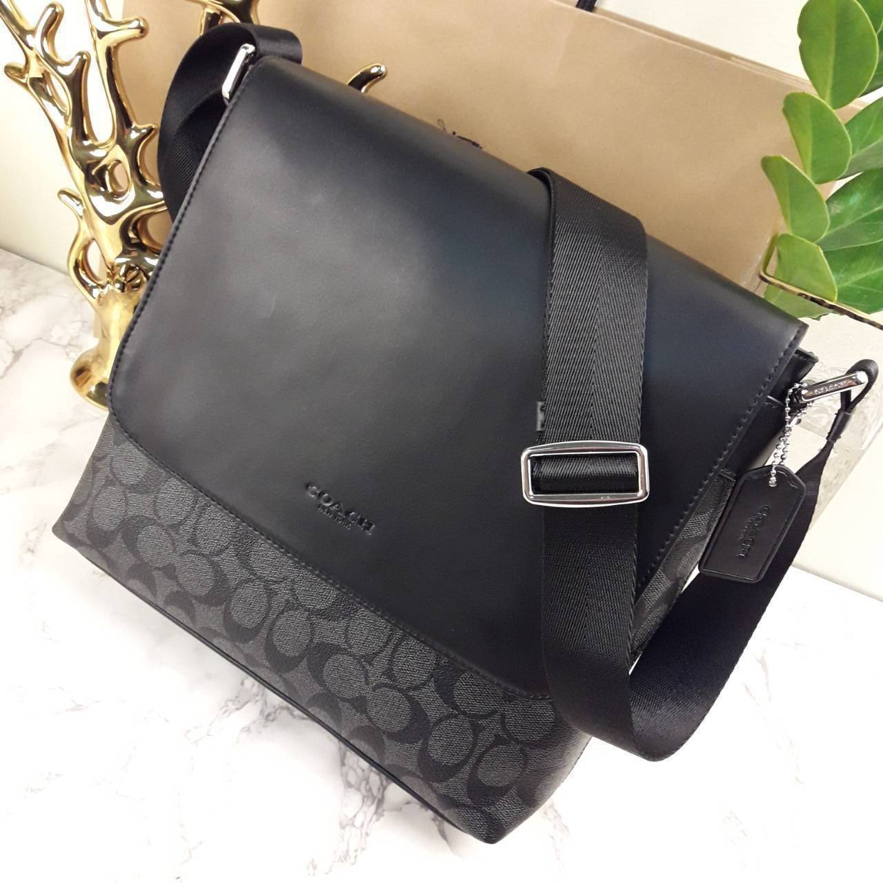 COACH CHARLES SMALL MESSENGER IN SIGNATURE (F54771)🌲ทั้งหล่อ ทั้งเท่มากๆขนาดนี้ ไม่ควรพลาด !! //สะพายข้างใบใหญ่ Unisex ใช้ได้ทั้งชายและหญิง // วัสดุแคนวาส ผสมหนังแท้อย่างดี อยู่ทรงสวย คุณภาพสุดๆ ฝาเปิดกระเป๋า ล็อคด้วยตัวล็อคแม่เหล็ก แน่นหนามากๆ ช่