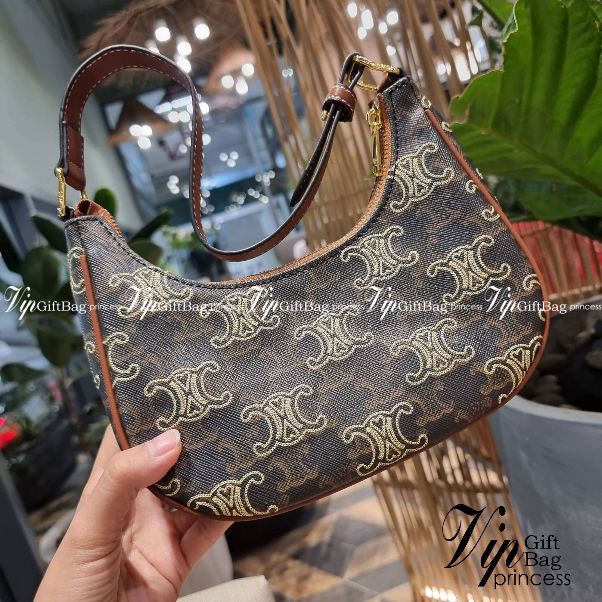 VIP 🥂 CELINE AVA IN TRIOMPHE CANVAS WITH TRIOMPHE HEART EMBROIDERY สวยเกินต้านรุ่นสุดปัง ที่ดีไซน์ออกมาใหม่ พร้อมให้ได้สวยก่อนใครไปเลย กับกระเป๋าสะพายไหล่ รูปทรงไม่เหมือนใครไม่เกร่อ ใช้แล้วดูแพง!! และที่น่ารักแบบตะโกนก็ตรงที่ โลโก้ลายปัก ดีเทลเดิน
