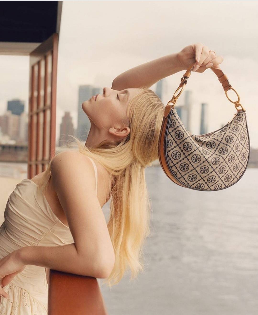 Tory Burch T Monogram Mini Crescent Bag / TORY BURCH T MONOGRAM MINI JACQUARD CRESCENT BAG ร้อนแรงกว่านี้ไม่มีแล้ว กับไอเท็มที่เซเลปรีวิวเยอะมาก!! สาวๆตามหากันไปอีก กระเป๋าทรง half moon ที่ดีไซน์บนผ้า jacquard ลวดลายซิกเนเจอร์ เรียบหรู ผู้ดีมากแม่!