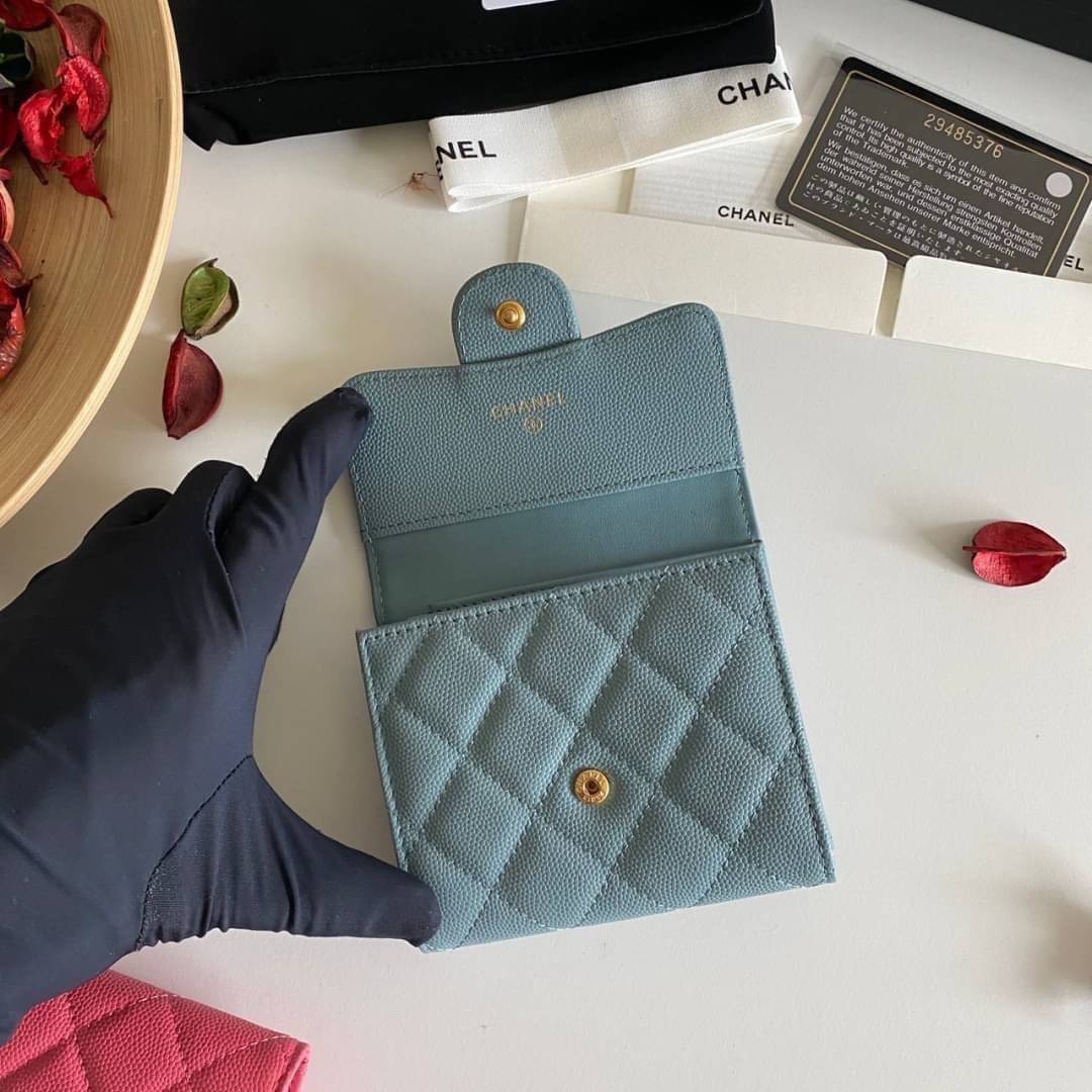 หนังแท้ Chanel Classic small wallet caviar 3 พับ พร้อมส่งที่ไทย รุ่นยอดนิยมไอเท็มฮิตวัสดุหนังแท้คาเวียร์สวยคลาสสิคเปิดปิดด้วยฝาปิดกระดุมด้านหน้ามีโลโก้แบรนด์อะไหล่ทองสวยหรูดูดี ตัวจริงสวยน่าใช้ Chanel mini นาทีนี้กำลัง in สุดๆ ภาพสินค้าถ่ายจากงานขายจริง ใ