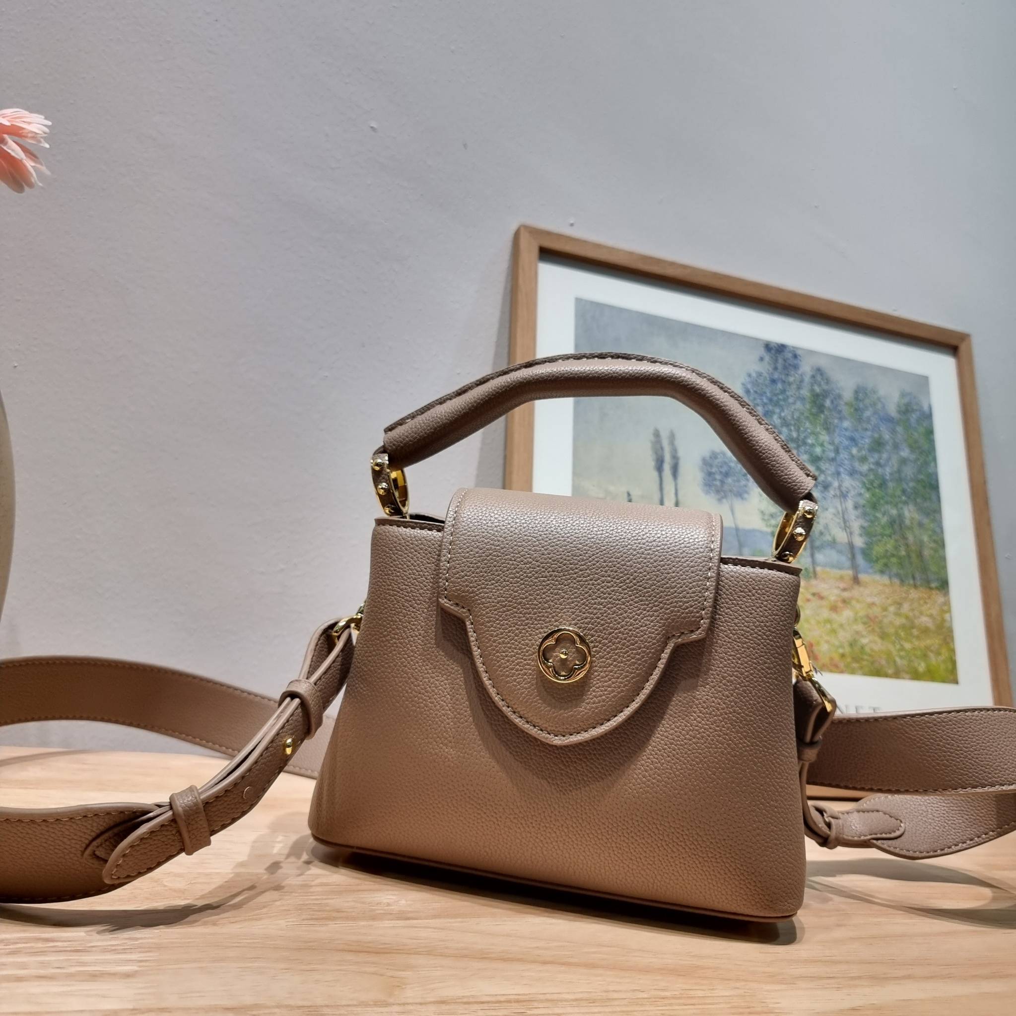 LV capucines mini top handle ที่สุดของความสวยในราคาเบาๆ กระเป๋าถือสุดหรู ดีไซน์ทรงคลาสสิค ที่รอบนี้มาในไซส์มินิ ดีงามม้ากกกก!! มาพร้อมหูจับในตัว ด้วยรูปทรงวินเทจและวัสดุหนังลูกวัว ขับผิว ทำให้ไอเท็มนี้สะกดทุกสายตาจริงๆ