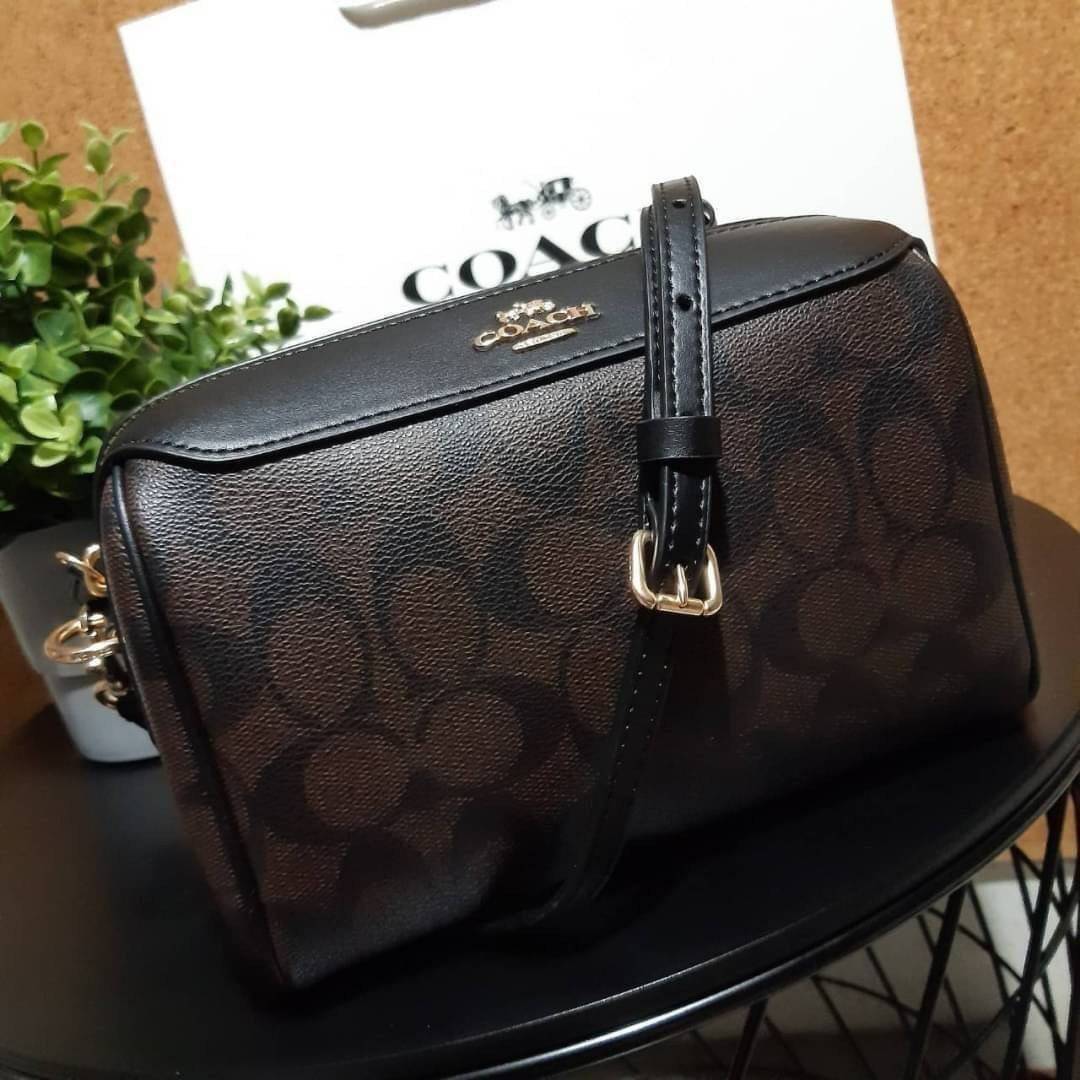 COACH BENNETT CROSSBODY IN SIGNATURE CANVAS กระเป๋าสะพายข้าง รุ่นหมอนไร้หูในตำนาน!! คัมแบคจ้า กลายเป็นรุ่นที่ตามหากันไปแล้วน้า ด้วยทรงที่คลาสสิค บวกดีไซน์เรียบแต่แฝงความหรู ใครๆก็หลงรักแหละ!! ดูออก!! วัสดุหนังแคนวาสเคลือบคุณภาพดี เปิด-ปิดด้วยซิป มาพร้อมสา