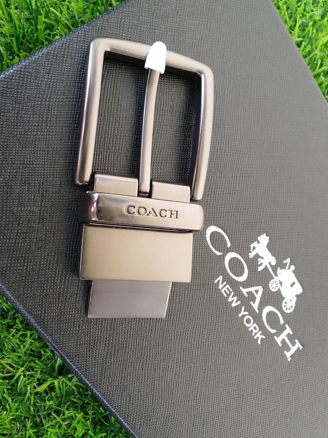 Coach Men's Belt Gift Set ชุดเข็มขัดสำหรับคุณผู้ชาย วัสดุหนังคุณภาพดี หัวเข็มขัดถอดเปลี่ยนได้ 2 แบบ 2 สไตล์ สายเข็มขัดพิมพ์ลายแบรนด์ signature สวยหรู ด้านในเป็นสีดำเรียบ พร้อมส่งในราคาสุดคุ้ม มาพร้อมกล่องแบรนด์จะมอบเป็นของขวัญในโอกาสพิเศษก็เหมาะค่ะ