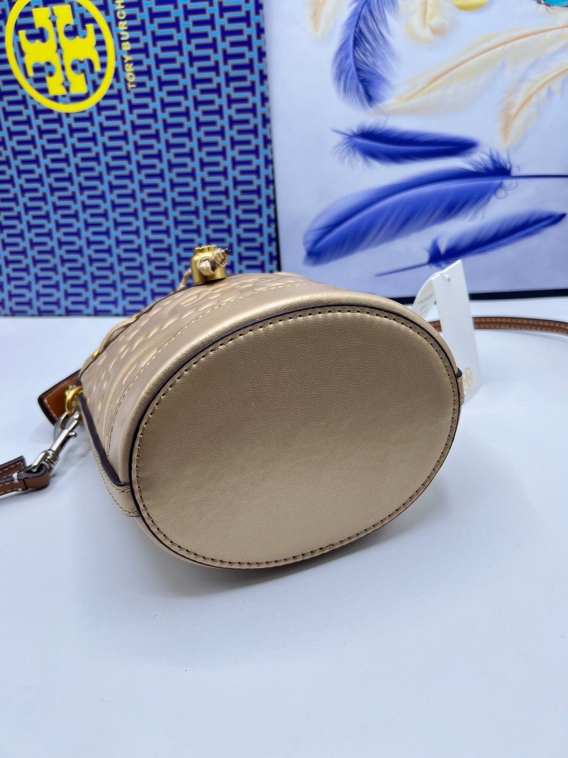 6 สี Tory Burch Puffy Mini / Tory burch T Monogram Puffy Patent Mini Bucket Bag / Tory Bucket Bag กระเป๋าบัคเกต size เล็ก โดดเด่นด้วยโลโก้ตัวนูนปั๊มด้านหน้า