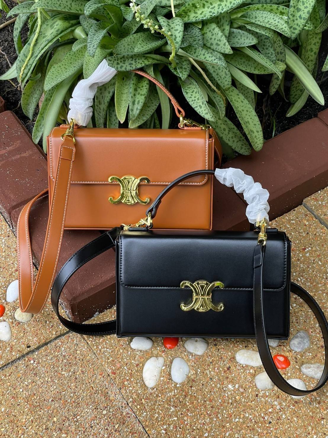 Celine Triomphe shoulder handbag Bag / Celine box triomphe in Natural Calfskin Tan กระเป๋าสะพายเรียบหรูและดูทันสมัยใบนี้ออกมา ให้คุณเลือกสะพายในชีวิตประจำวันเข้ากับการแต่งตัวสบาย ๆ หรือถอดสายถืงออกงานปาร์ตี้สังสรรค์ ก็ช่วยให้คุณดูโดดเด่นได้เช่นกัน นอกจากน