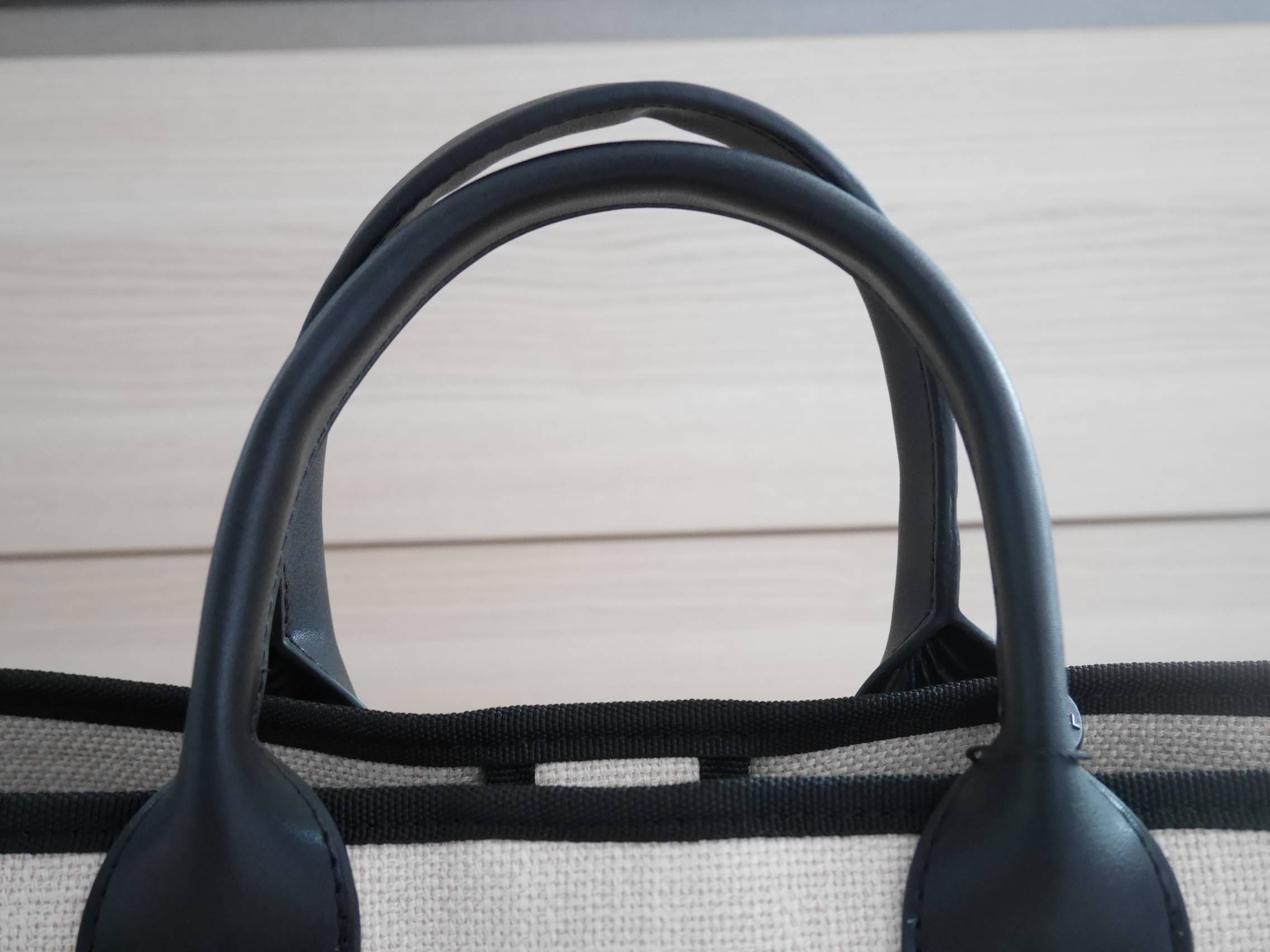 รุ่นใหม่ล่าสุด!! ที่สาวๆรอคอย Chanel tote canvas bag จากงานพรีเมี่ยม VIP GIFT รุ่นดังเลยค้า Size ใหญ่อลัง บอกเลยว่า **งานดีที่สุด ตัวกระเป๋า กระเป๋าผ้าเป็นผ้า canvas เนื้อดีสมราคา สัมผัส นุ่มลื่นมือมากกกก อะไหล่เงินปั้มแบรนด์แท้ทั้งใบ ด้านหน้าปัก logo แบร