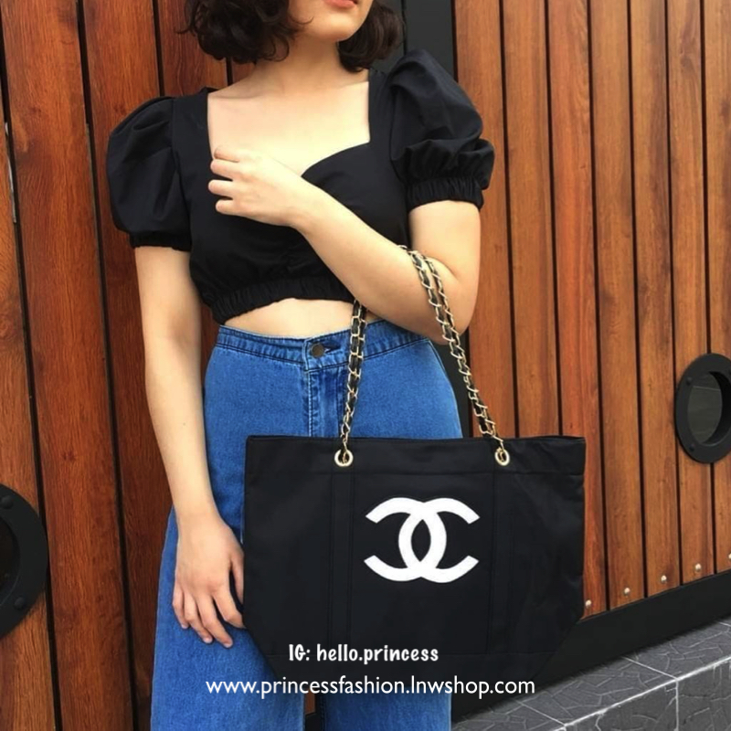 Chanel Beaute Black Sequin Shopping Bag VIP Gift With Purchase (GWP) กระเป๋าสะพายทรง Shopping VIP. gift & Limited Edition ของแท้นำเข้าจากเคาน์เตอร์ Chanel Beaute ใบใหญ่กำลังดี ประดับเลื่อมสีดำ โลโก้ CC ทั้ง 2 ด้าน เปิดปิดด้วยกระดุมแม่เหล็ก มาพร้อมสายโซ่ทอ
