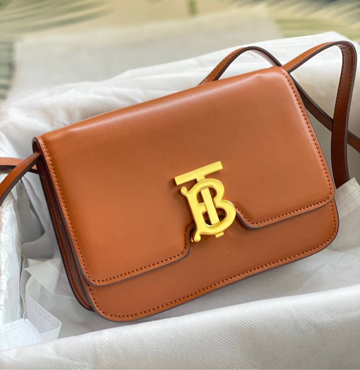 BURBERRY FRAGRANCES CROSSBODY BAG VIP GIFT WITH PURCHASE (GWP) กระเป๋าสะพายพรีเมี่ยมกิ๊ฟ Limited Edition จากน้ำหอม BURBERRY DUTY FREE วัสดุ Calfskin หนังเรียบสวยอยู่ทรงดีไซน์ยอดนิยมประดับโลโก้แบรนด์ทองด้านหน้า เปิดปิดด้วยฝาปิดสัญลักษณ์ตัวB ภายในมีช่องแบ่ง