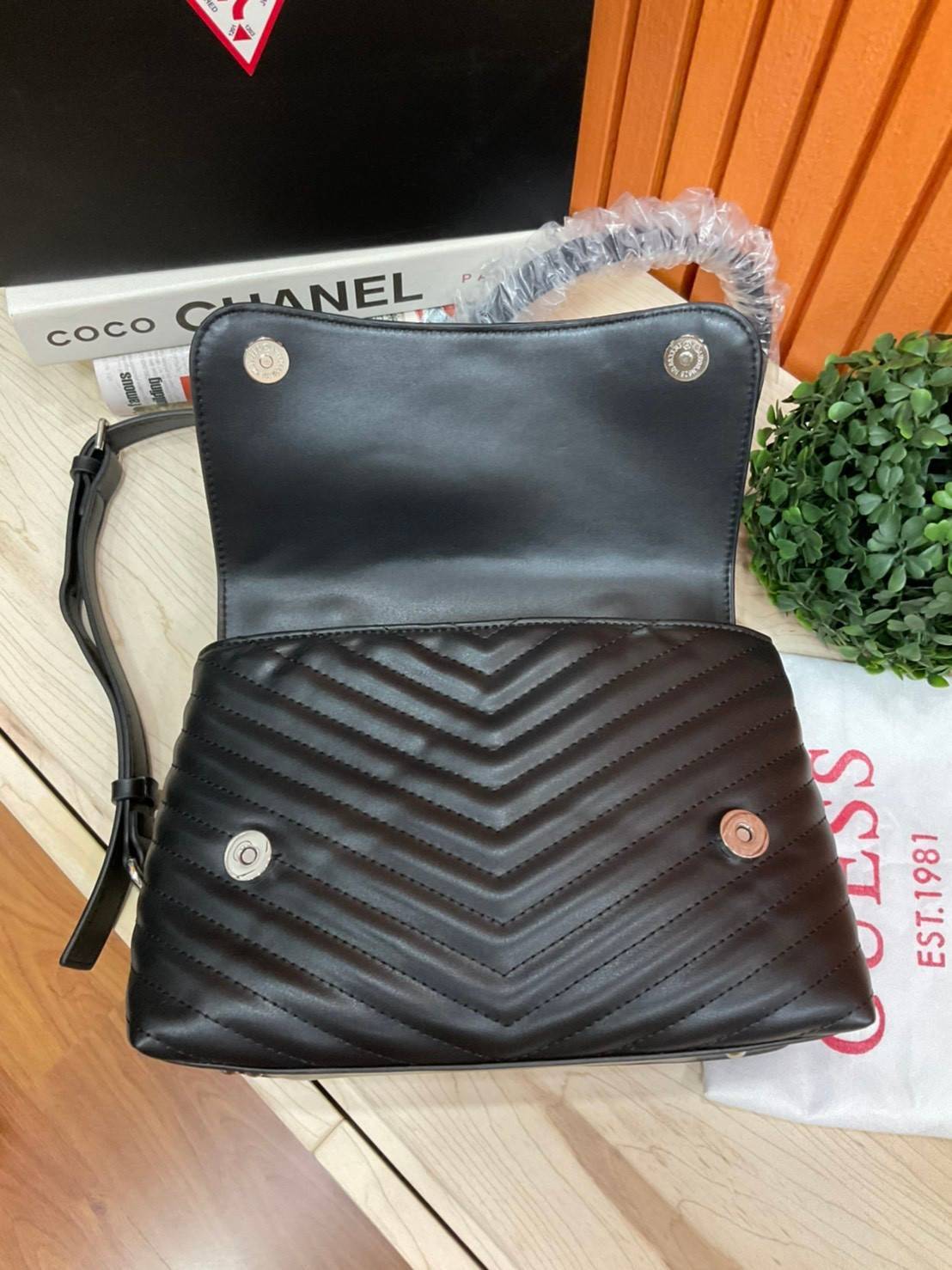ของแท้ 💯% 】GUESS BLAKELY TOP HANDLE FLAP BAG กระเป๋สะพายรุ่นใหม่ล่าสุด รุ่นยอดนิยมสวยอยู่ทรง วัสดุหนังนิ่ม น้ำหนักเบา มีฐานกว้างตั้งอยู่ทรง ด้านหน้าประดับด้วยโลโก้แบรนด์สวยโดดเด่น