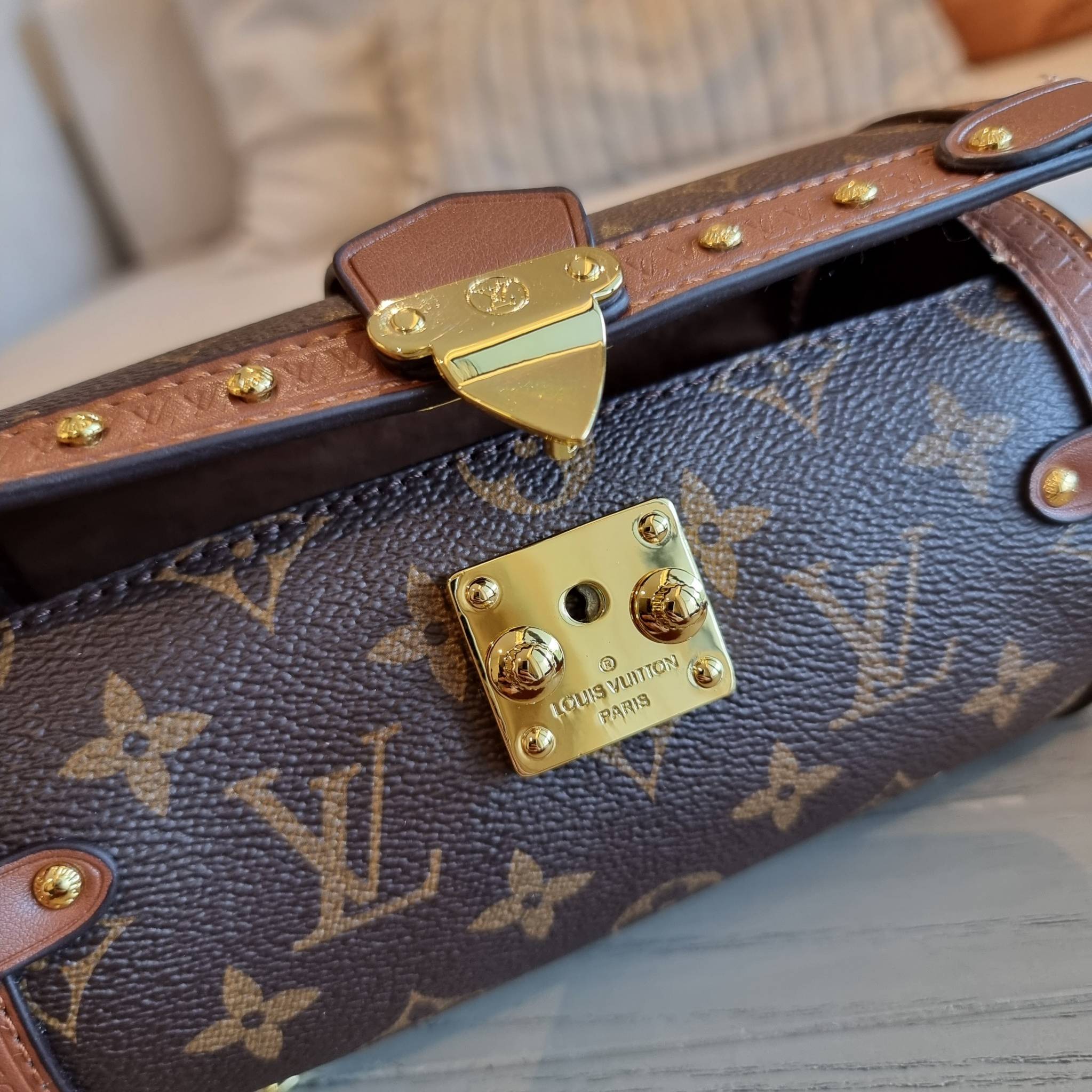 LV PAPILON TRUNK BAG กระเป๋าทรงสวย ดีไซน์หรู ไม่เหมือนใคร มีสายมาให้ 2 เส้น สายโซ่และสายหนังสปอร์ตเส้นใหญ่ วัสดุหนังแคนวาส เปิดปิดด้วยตัวกดล็อค ภายในโล่งกว้าง ใส่ของได้สบายๆที่สำคัญ ใบจริงสวยสุดคุ้ม งานหายาก ที่ไม่อยากให้สาวๆพลาดกันจ้า มาพร้อม box set ให้