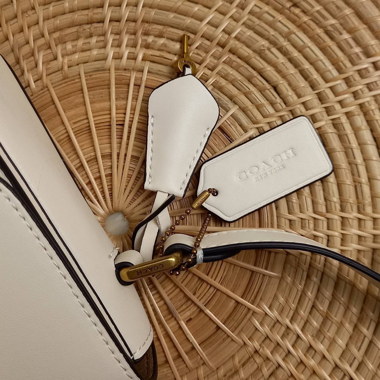 COACH STUDIO GLOVETANNED LEATHER SHOULDER BAG (C6641)🌺ห้ามพลาดเด็ดขาด!! สวยละมุน เรียบหรู ดูแพงสุดๆ!! //กระเป๋าถือ กระเป๋าสะพาย ดีไซน์เนี้ยบ! เฉียบมาก!// วัสดุหนังแท้ หนังเรียบเต็มใบ อยู่ทรง สวยมากๆ ดีเทลเรียบหรู ผู้ดีสุดๆ!// ด้านหน้าเปิด-ปิดด้วยต