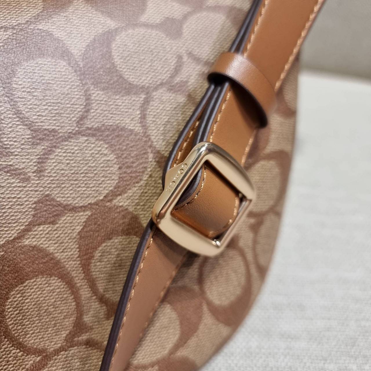 COACH F48740 BELT BAG IN SIGNATURE CANVAS กระเป๋าคาดอกทรง Unisex ที่ขายดีถล่มทลาย!! ขายได้ตลอดปี!! สวยเท่ทุกสี วัสดุหนังแคนวาสเคลือบคุณภาพดี ทนทาน ใช้งานง่าย ภายในเป็นช่องโล่ง เหมาะสำหรับคนที่ชอบพกอะไรง่ายๆ รับรองตอบโจทย์น้า